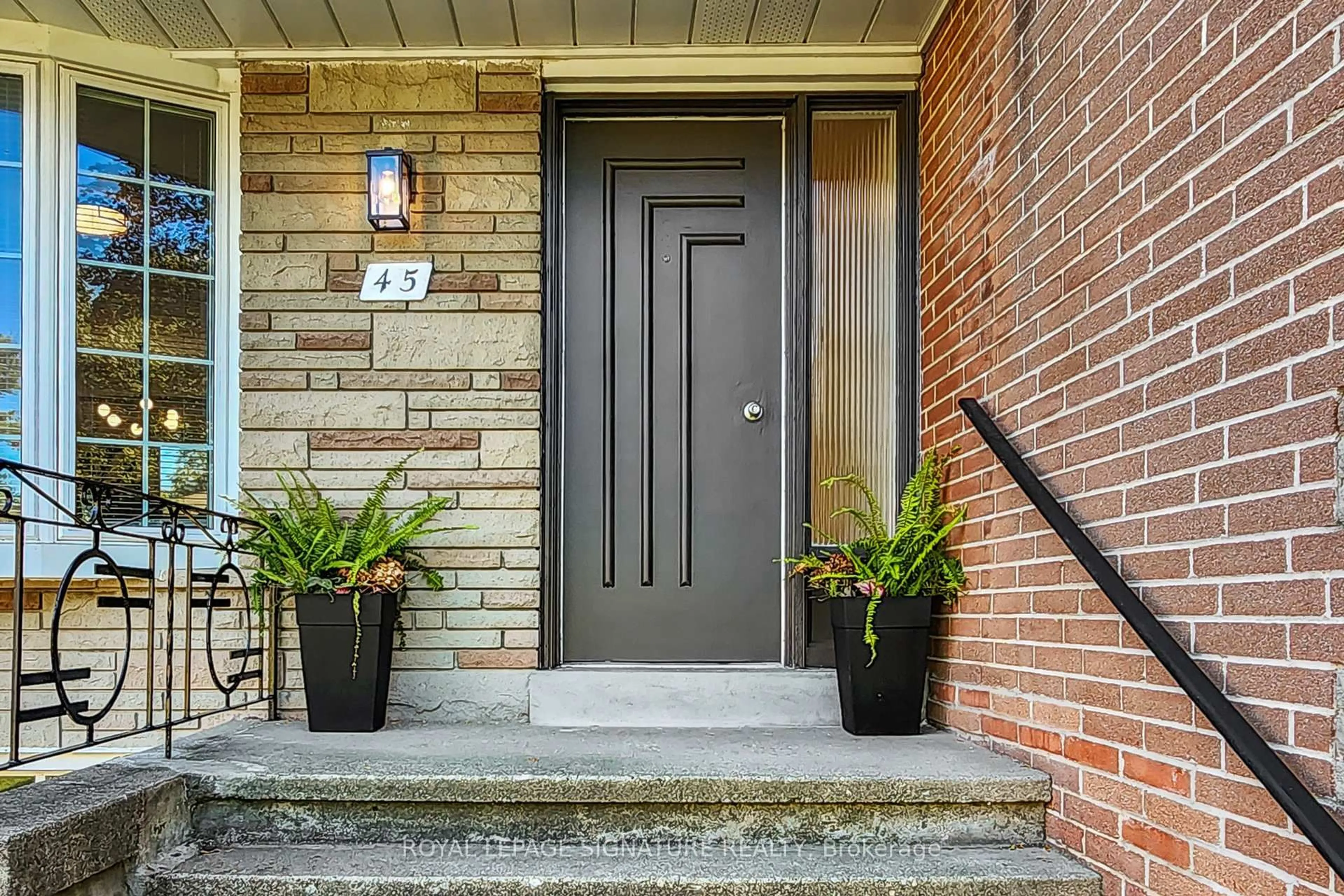 Indoor entryway for 45 Caronport Cres, Toronto Ontario M3A 1H2