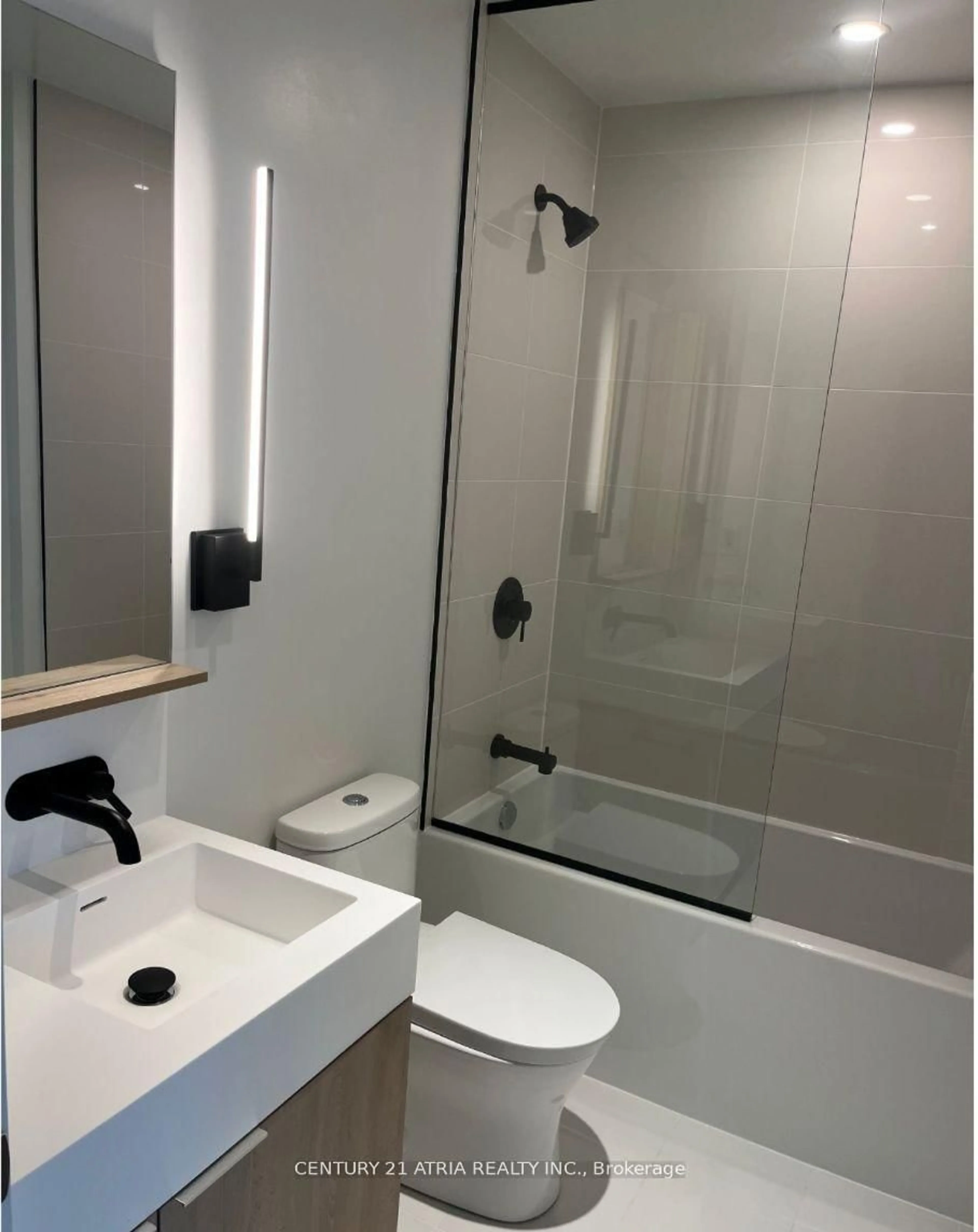 Standard bathroom, ceramic/tile floor for 117 Broadway Ave #3010, Toronto Ontario M4P 1V3
