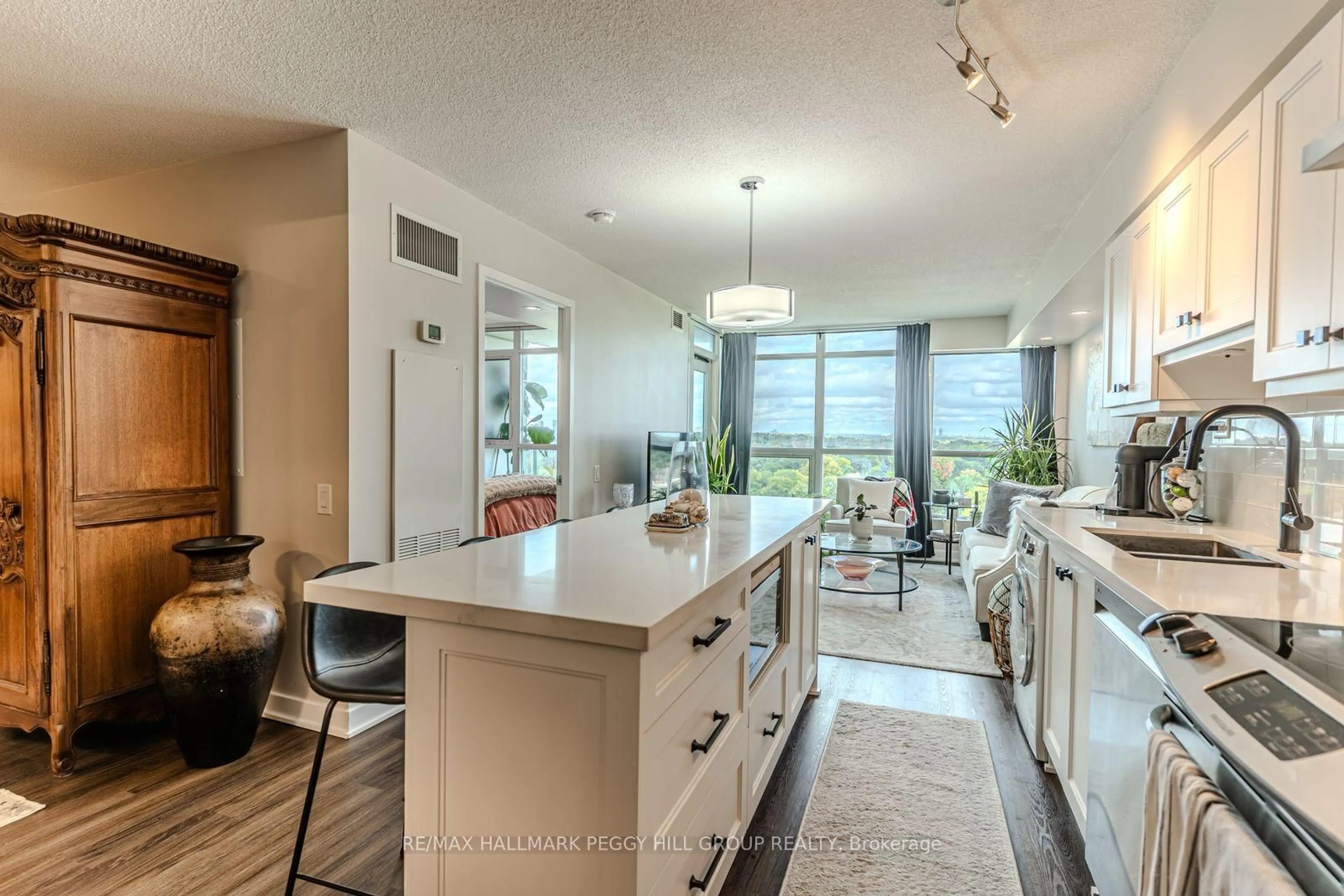 Open concept kitchen, ceramic/tile floor for 15 Singer Crt #1106, Toronto Ontario M2K 0B1