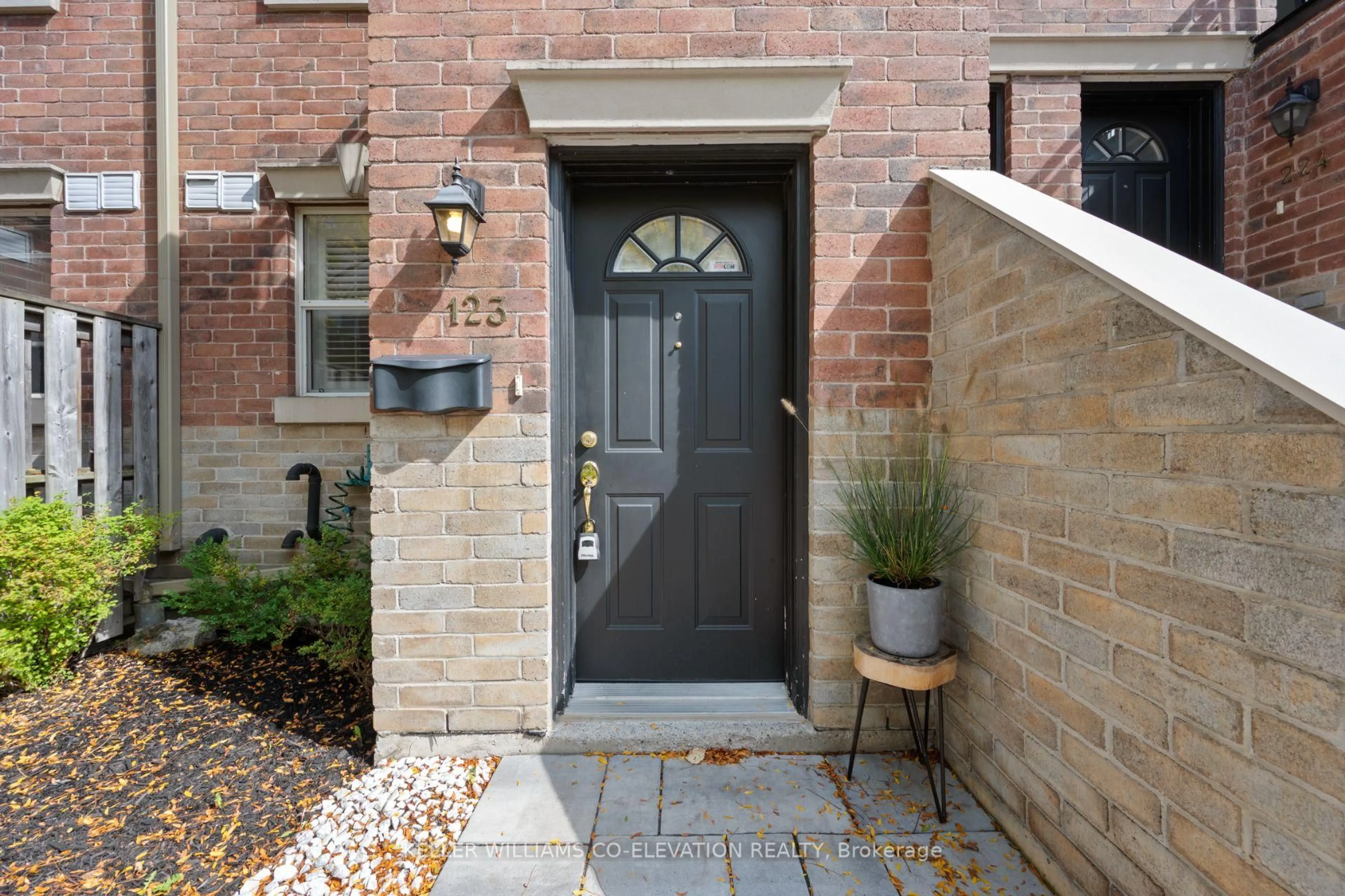 Indoor entryway for 51 Halton St #123, Toronto Ontario M6J 1R5