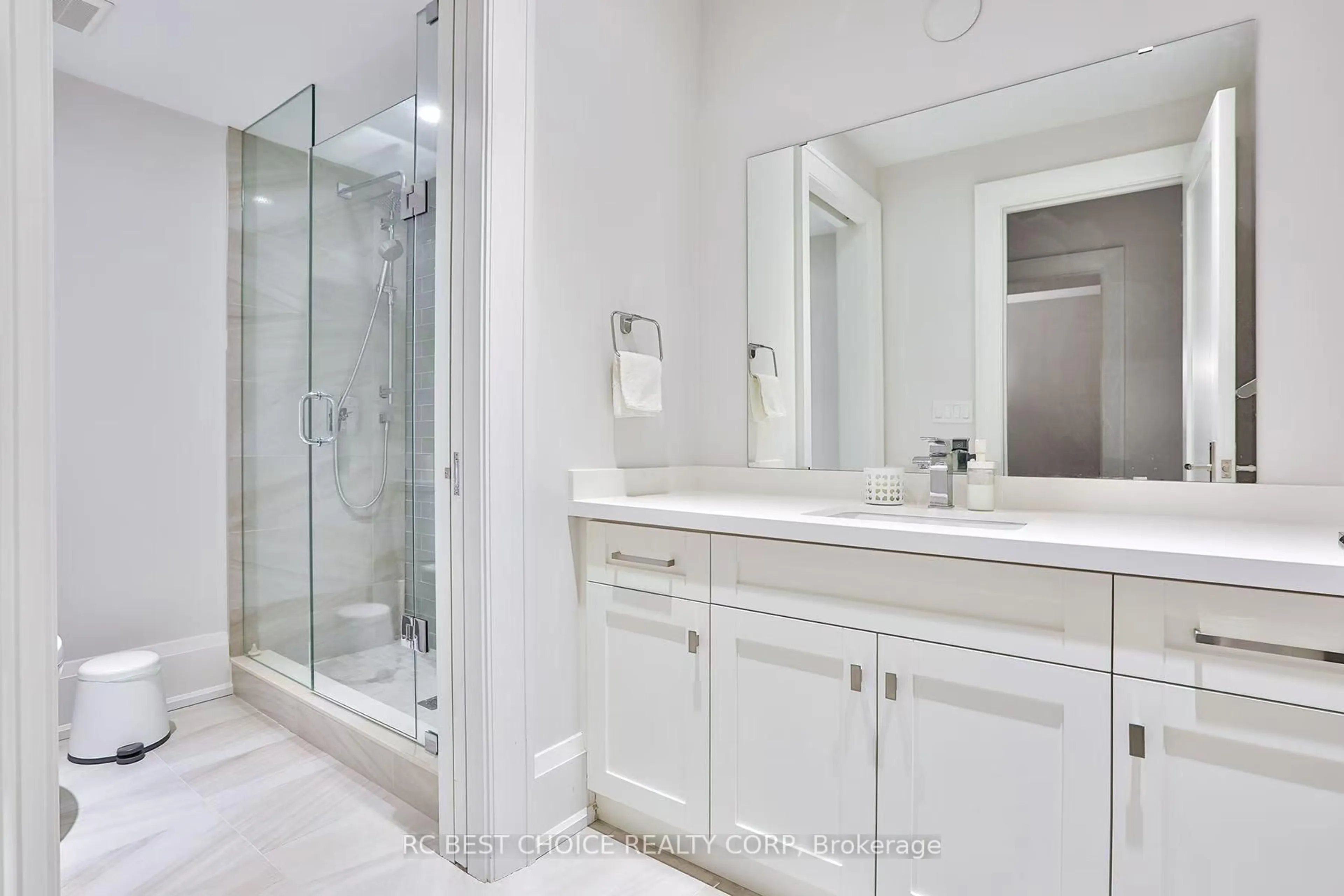 Contemporary bathroom, ceramic/tile floor for 86 Princess Ave, Toronto Ontario M2N 3R6