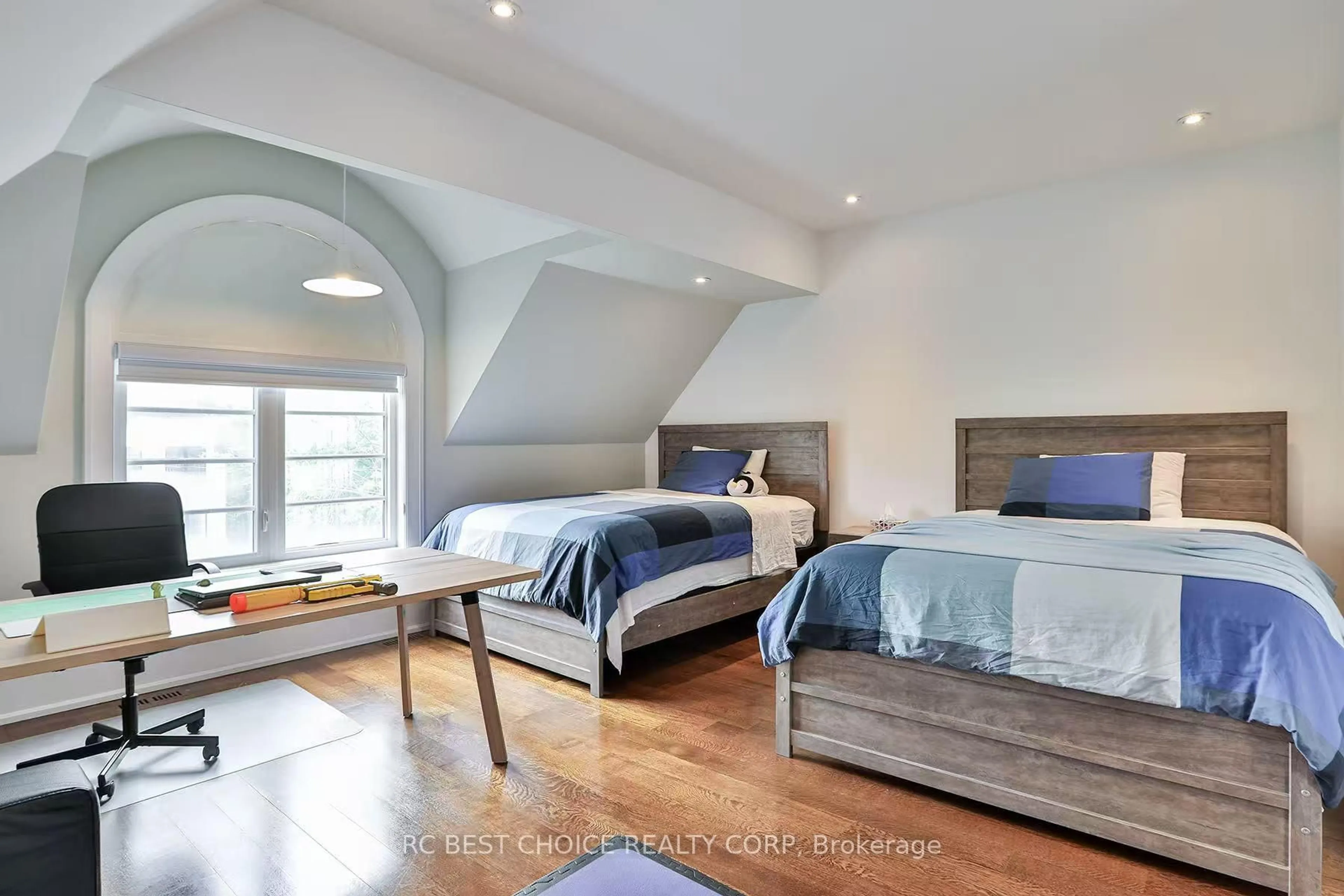 Bedroom with bed, wood/laminate floor for 86 Princess Ave, Toronto Ontario M2N 3R6