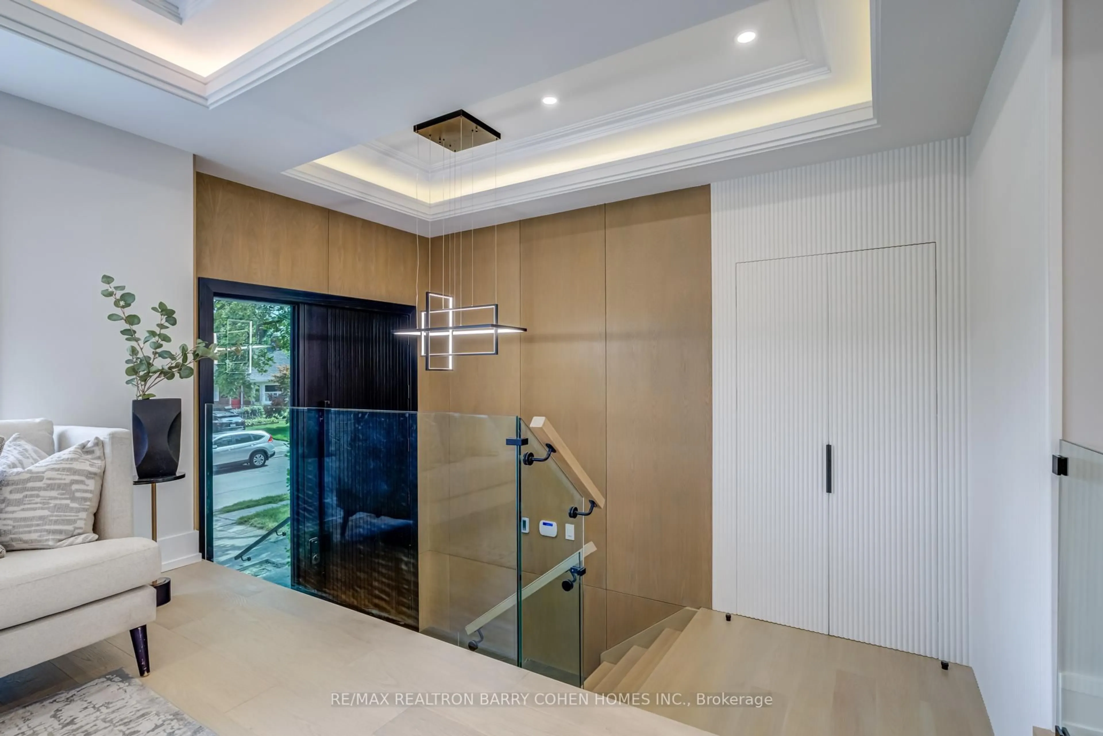 Indoor foyer for 594 Broadway Ave, Toronto Ontario M4G 2S5