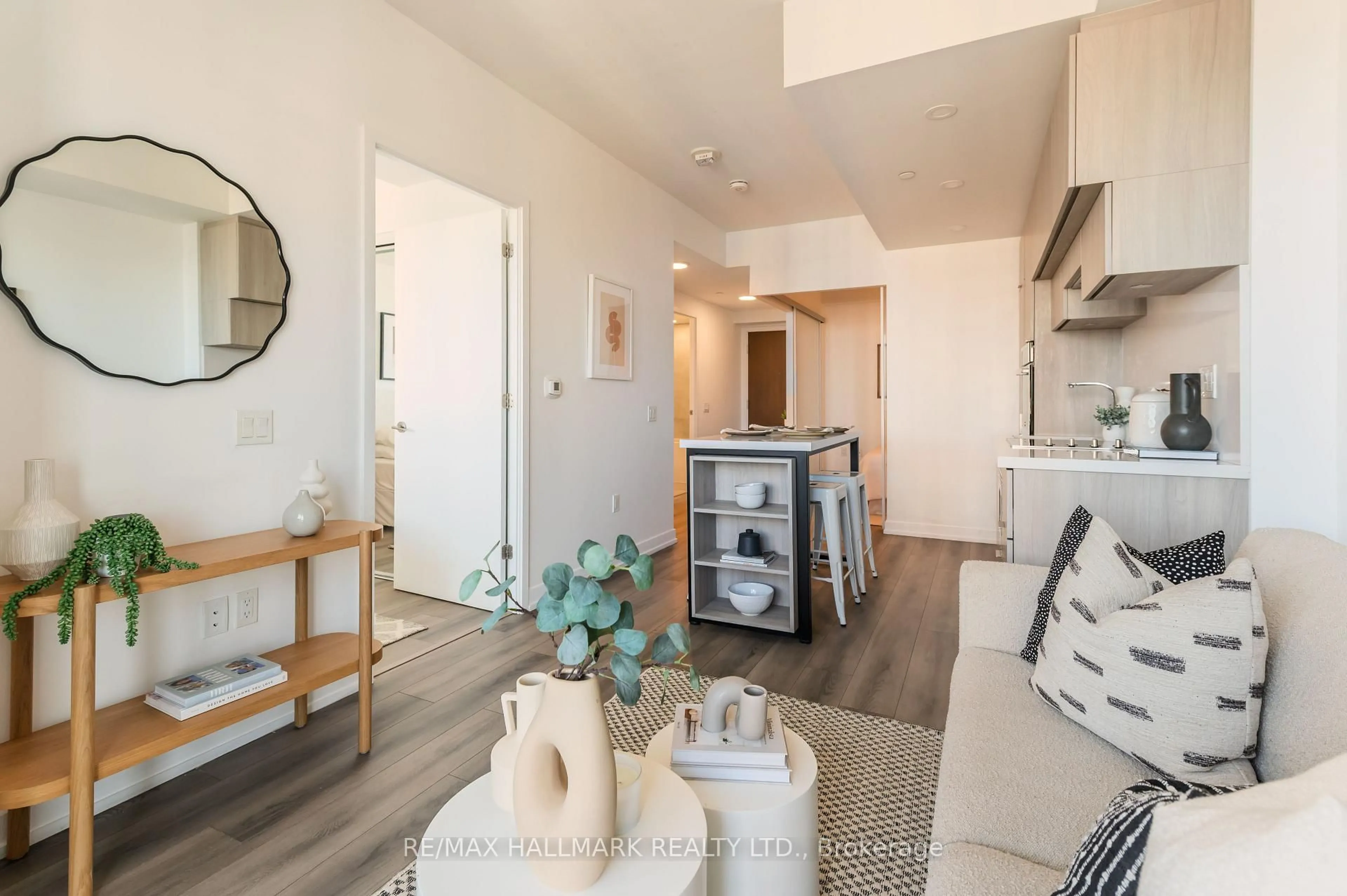 Indoor entryway for 39 Roehampton Ave #2902, Toronto Ontario M4P 0G1