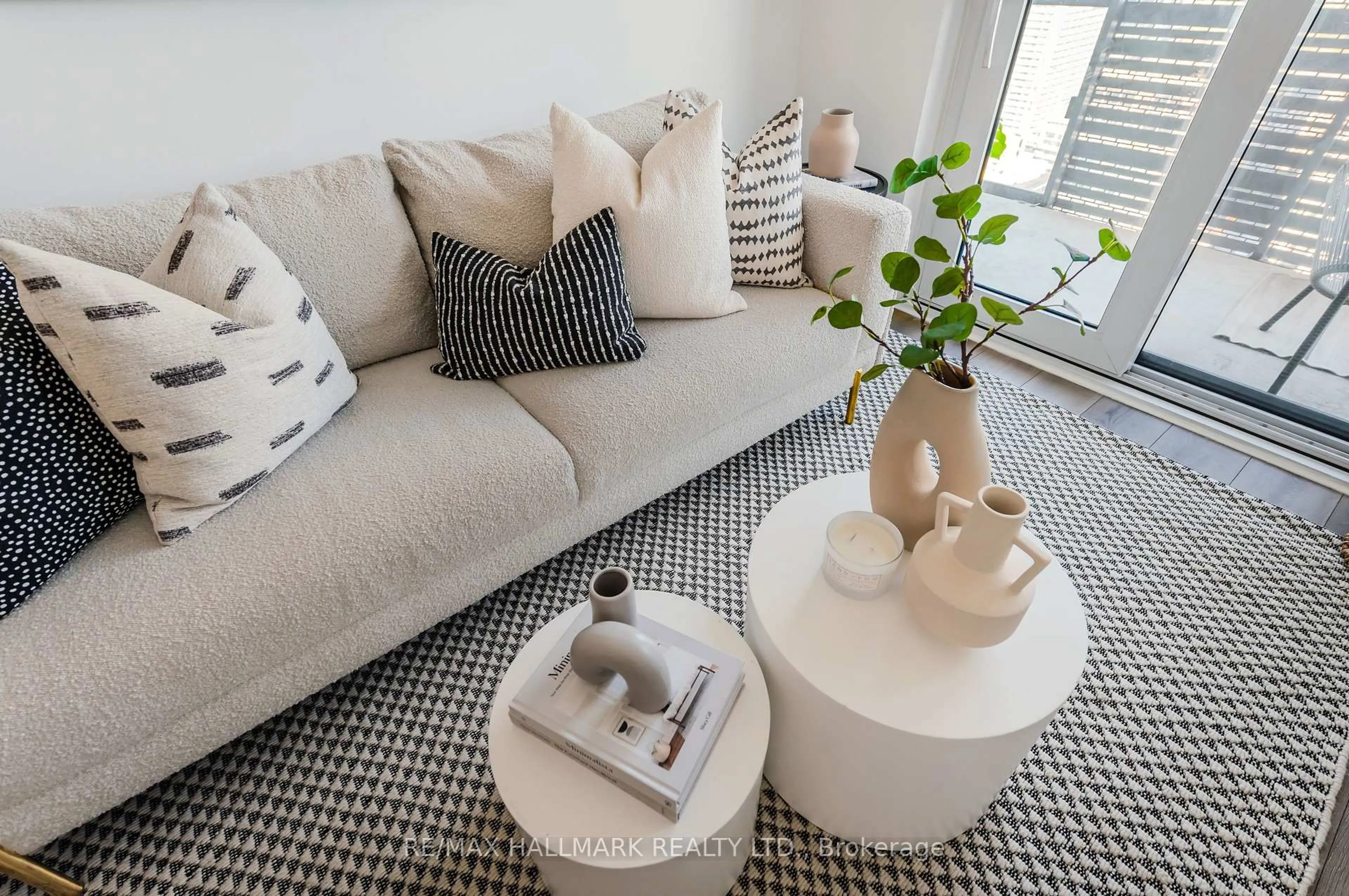 Living room with furniture, carpet floor for 39 Roehampton Ave #2902, Toronto Ontario M4P 0G1