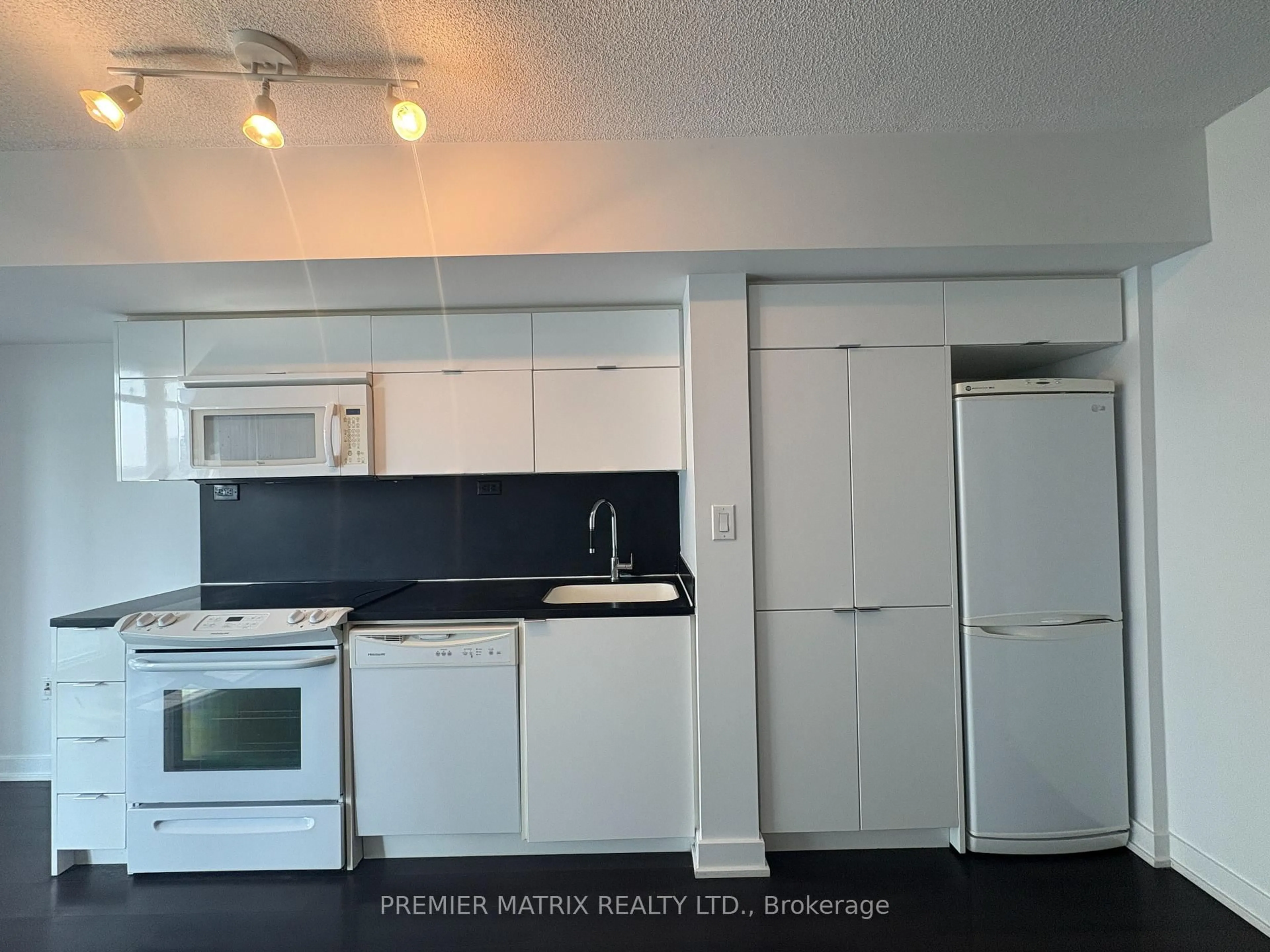 Standard kitchen, unknown for 21 Iceboat Terr #330, Toronto Ontario M5V 4A9