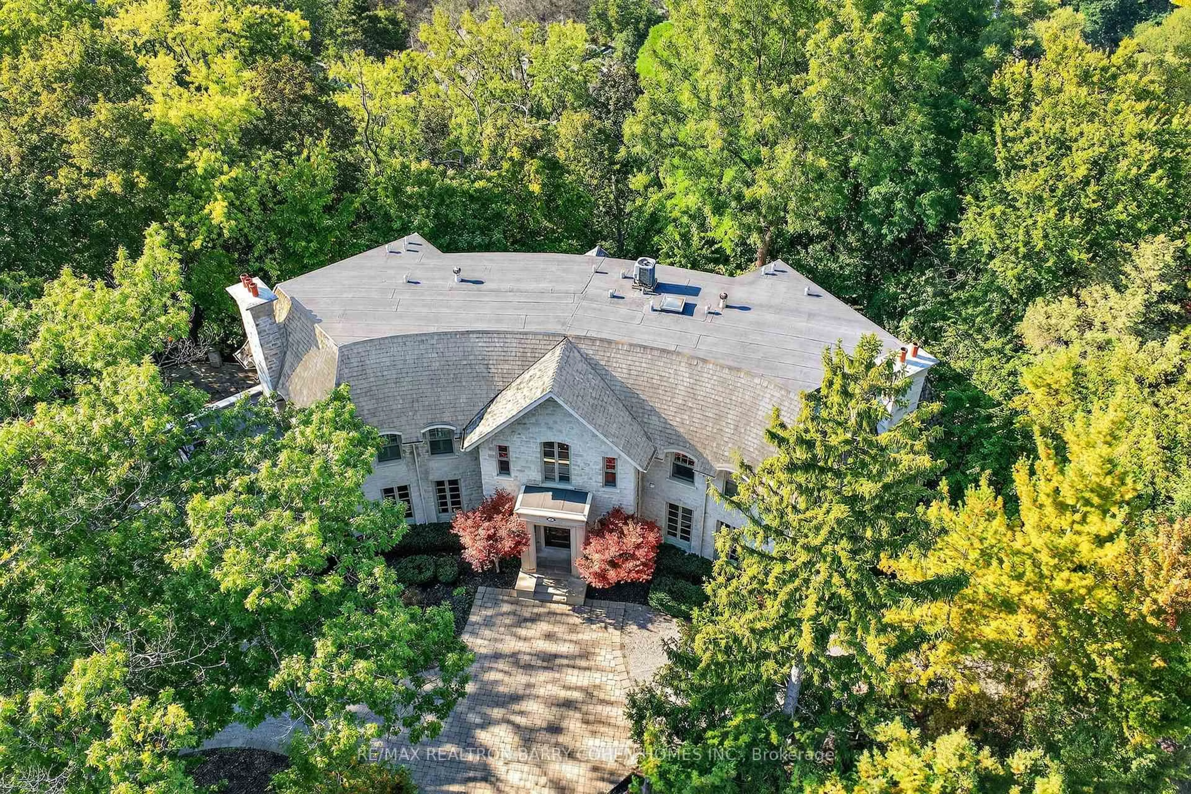 A pic from outside/outdoor area/front of a property/back of a property/a pic from drone, unknown for 36 Old Yonge St, Toronto Ontario M2P 1P7