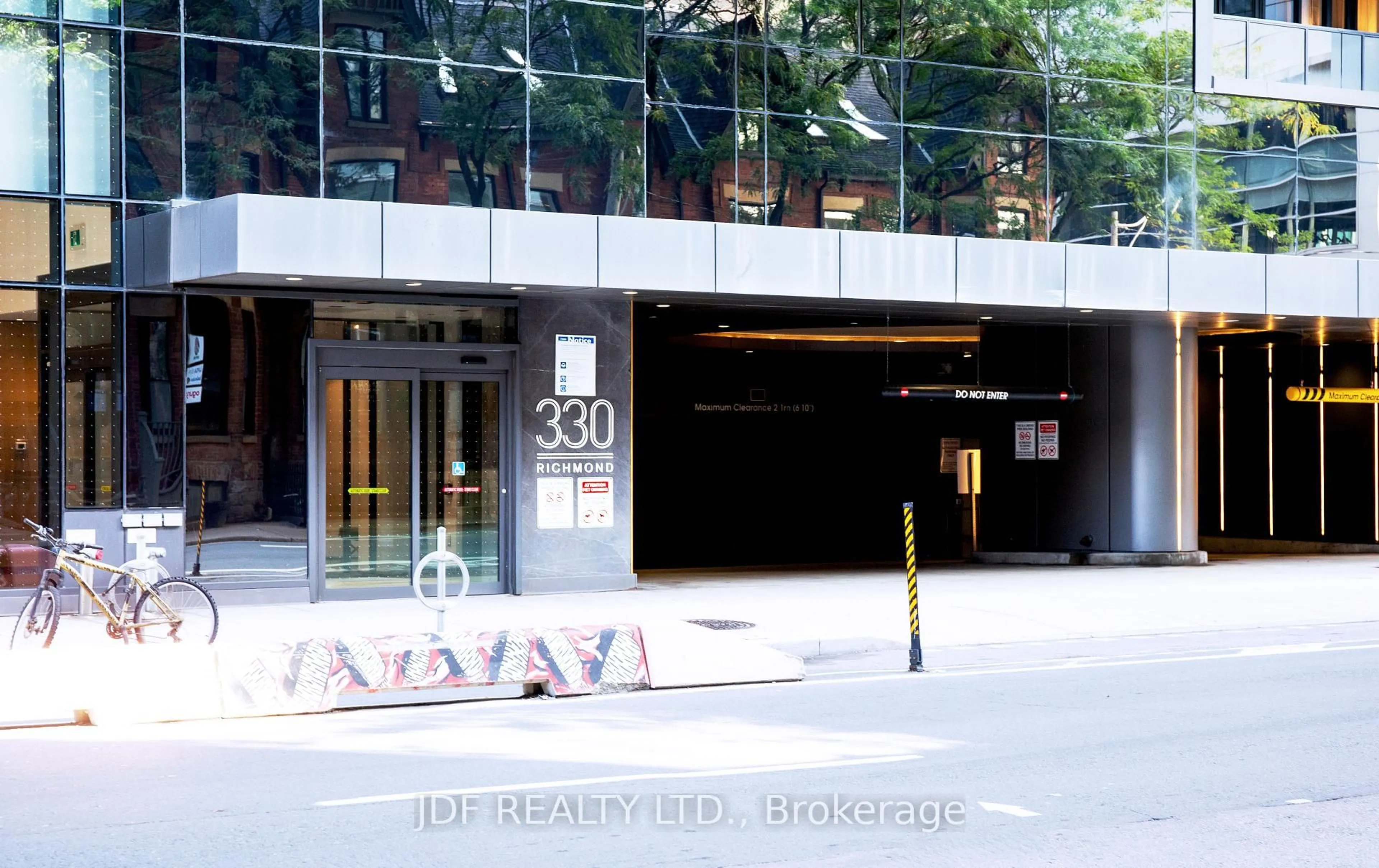 Indoor foyer for 330 Richmond St #1615, Toronto Ontario M5V 1X2