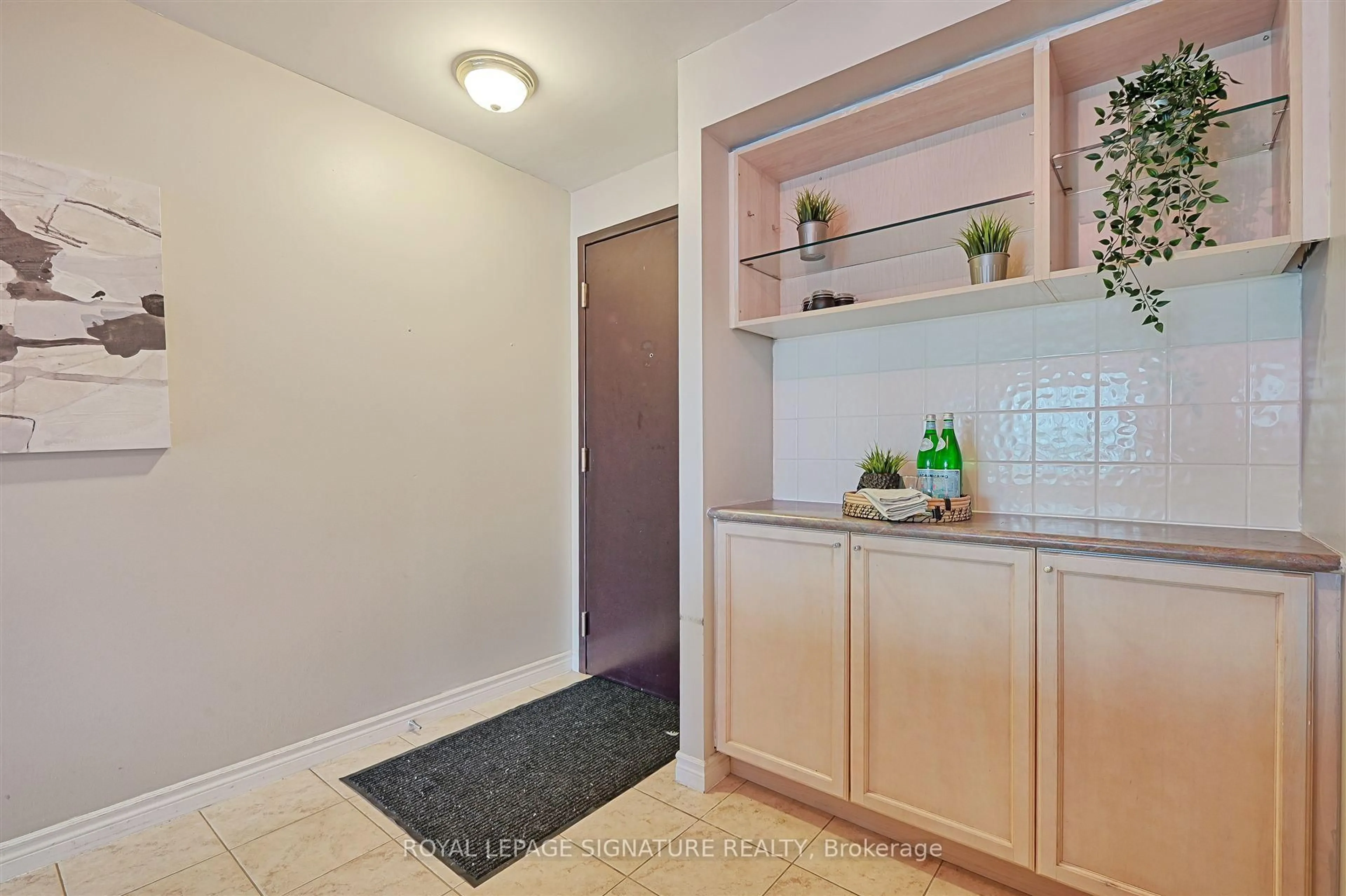 Standard kitchen, ceramic/tile floor for 410 Queens Quay #505, Toronto Ontario M5V 3T1
