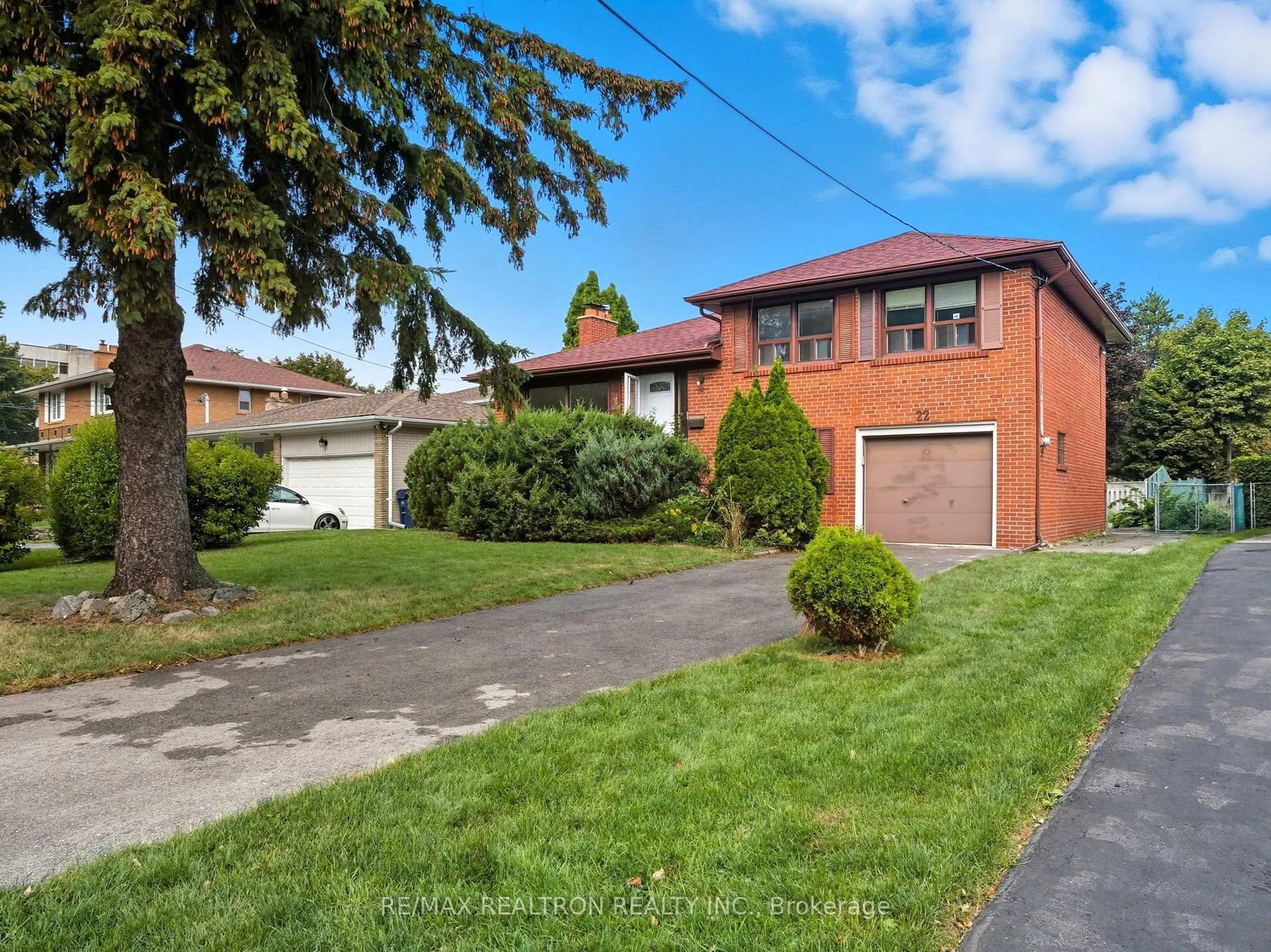 A pic from outside/outdoor area/front of a property/back of a property/a pic from drone, street for 22 Everingham Crt, Toronto Ontario M2M 2J5