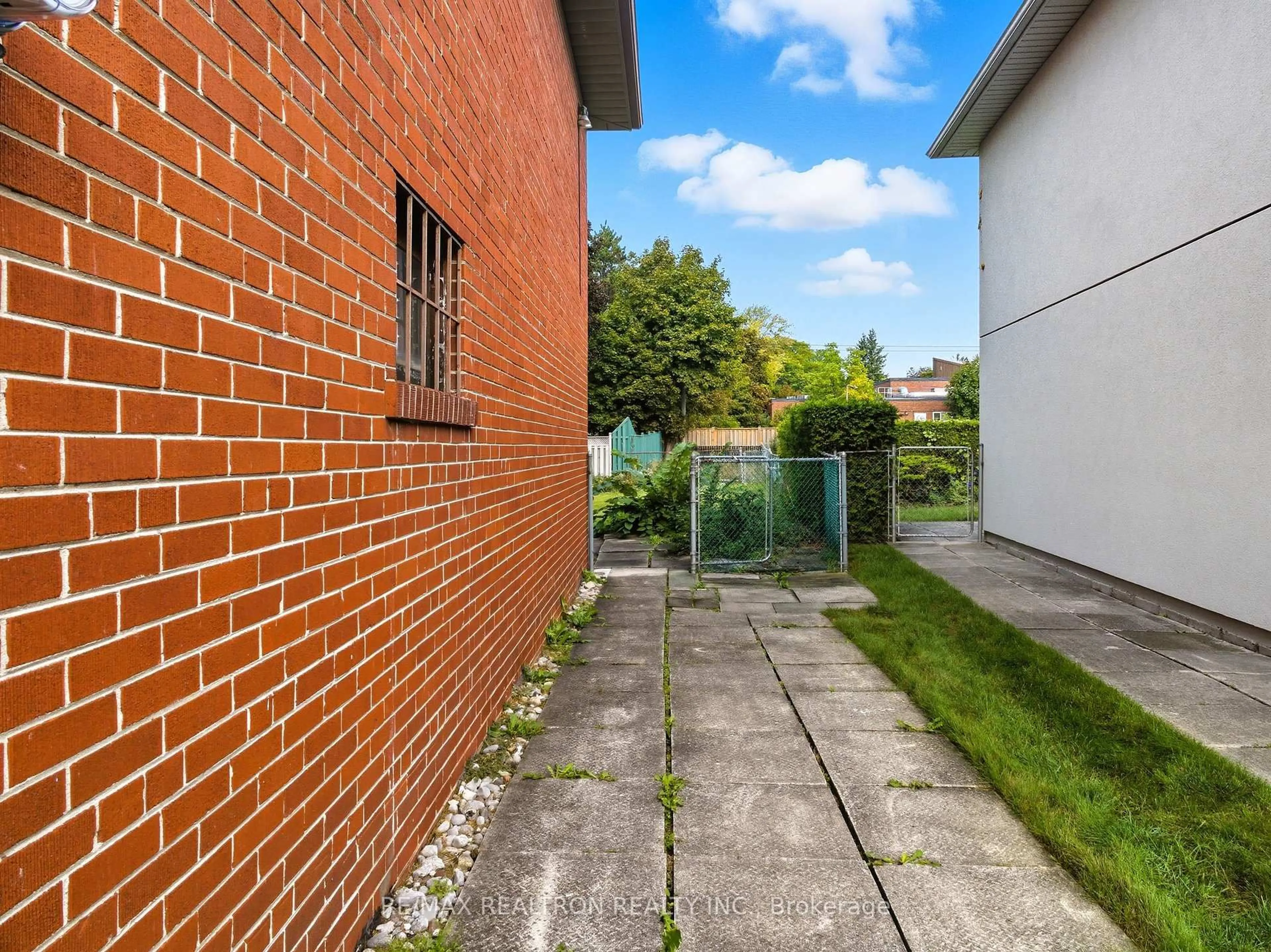 A pic from outside/outdoor area/front of a property/back of a property/a pic from drone, street for 22 Everingham Crt, Toronto Ontario M2M 2J5