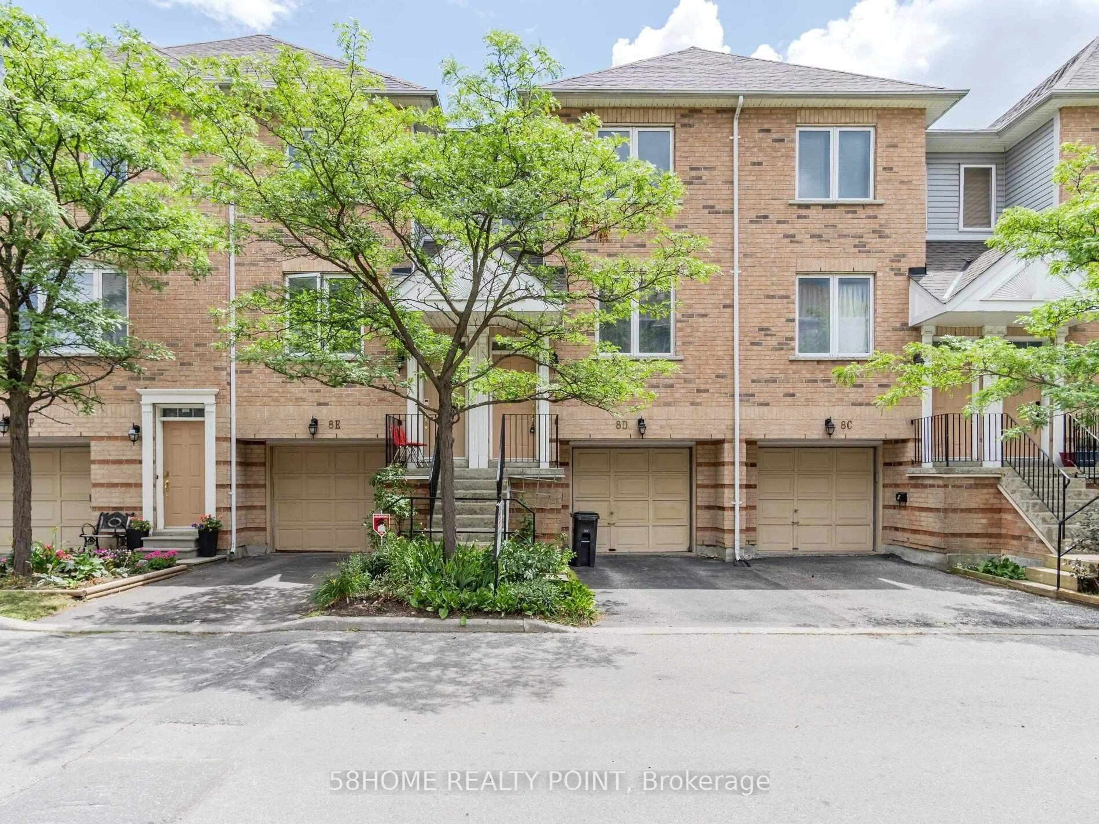 A pic from outside/outdoor area/front of a property/back of a property/a pic from drone, street for 8D Leaside Park Dr, Toronto Ontario M4H 1R3