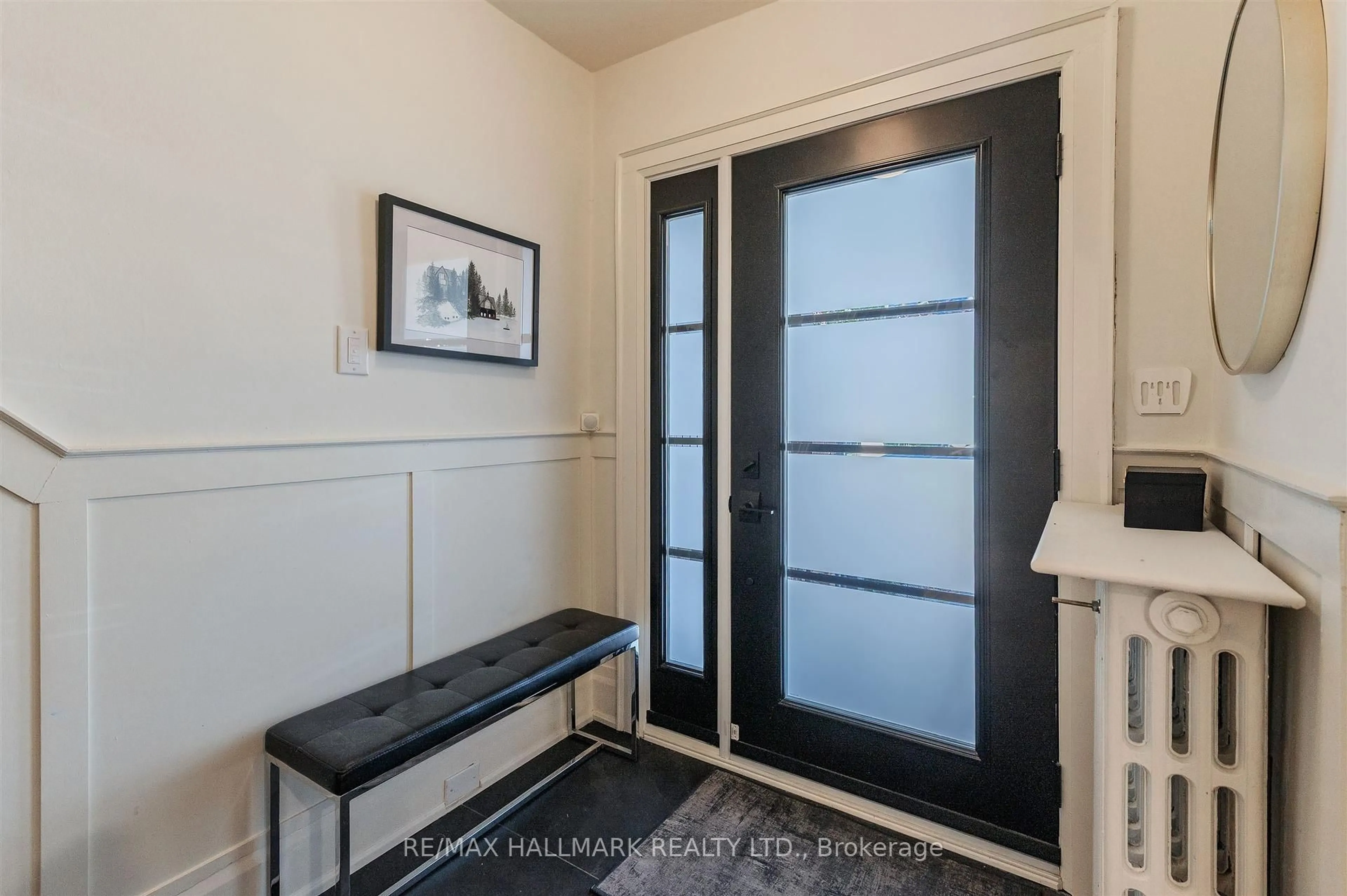 Indoor entryway for 109 Douglas Ave, Toronto Ontario M5M 1G7