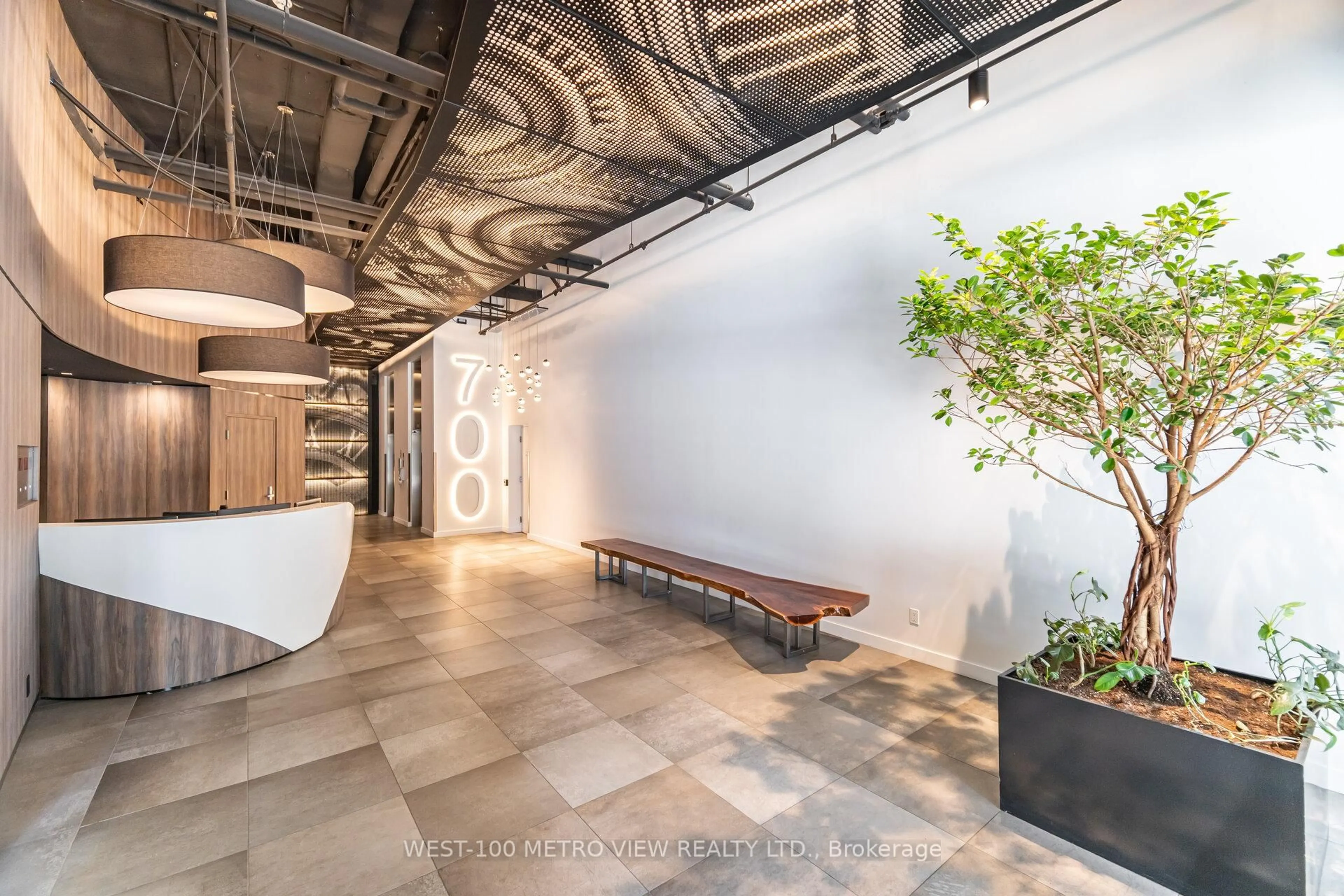 Indoor foyer for 700 King St #710, Toronto Ontario M5V 2Y6