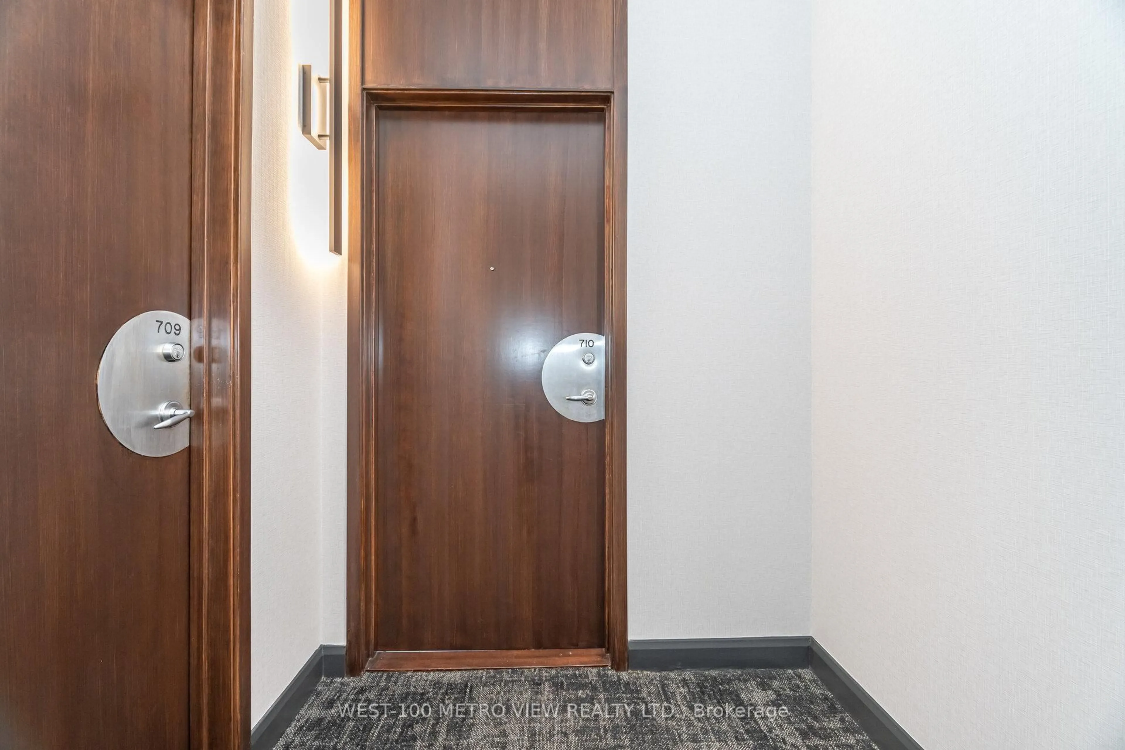Indoor foyer for 700 King St #710, Toronto Ontario M5V 2Y6