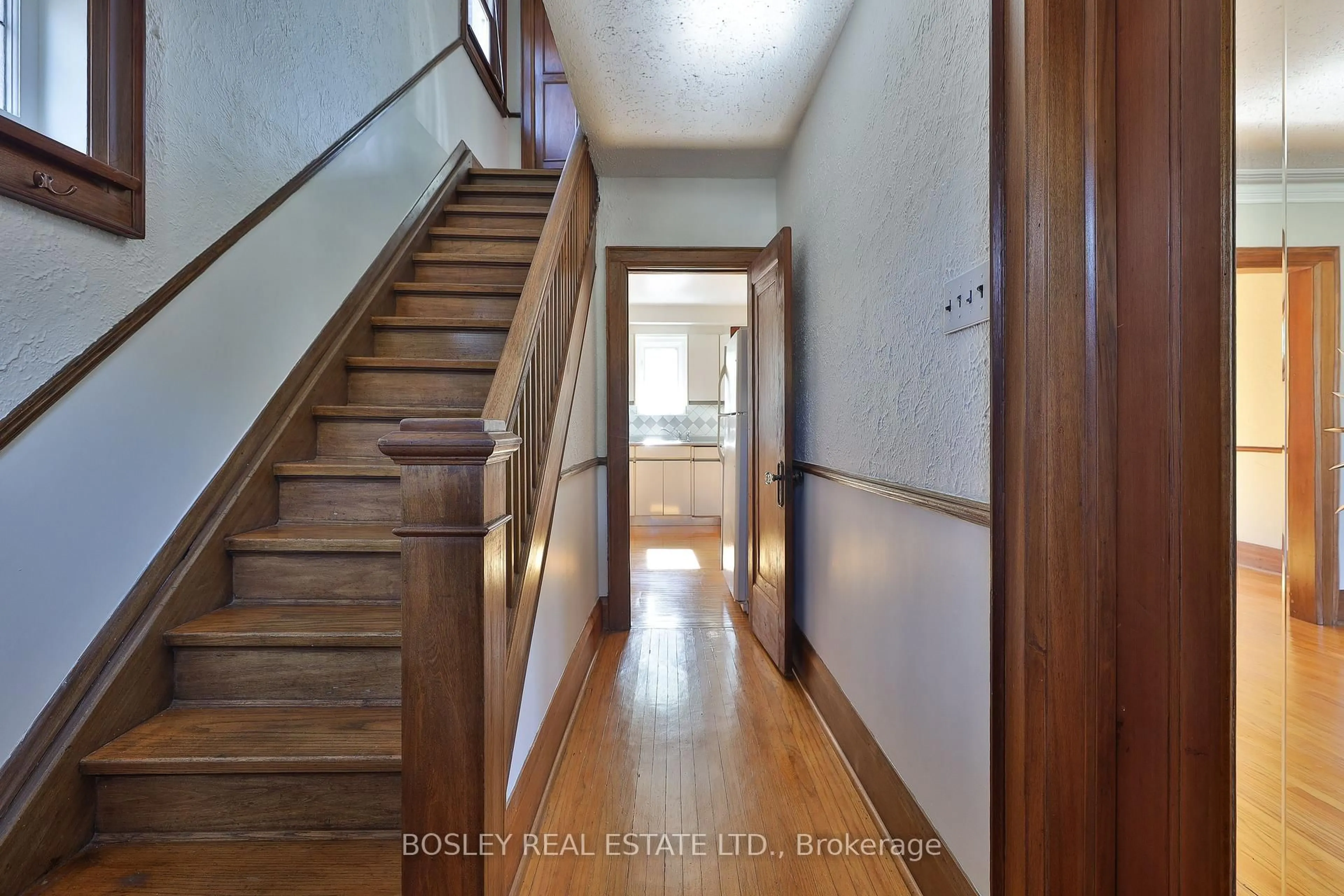 Indoor entryway for 183 Mcrae Dr, Toronto Ontario M4G 1T2