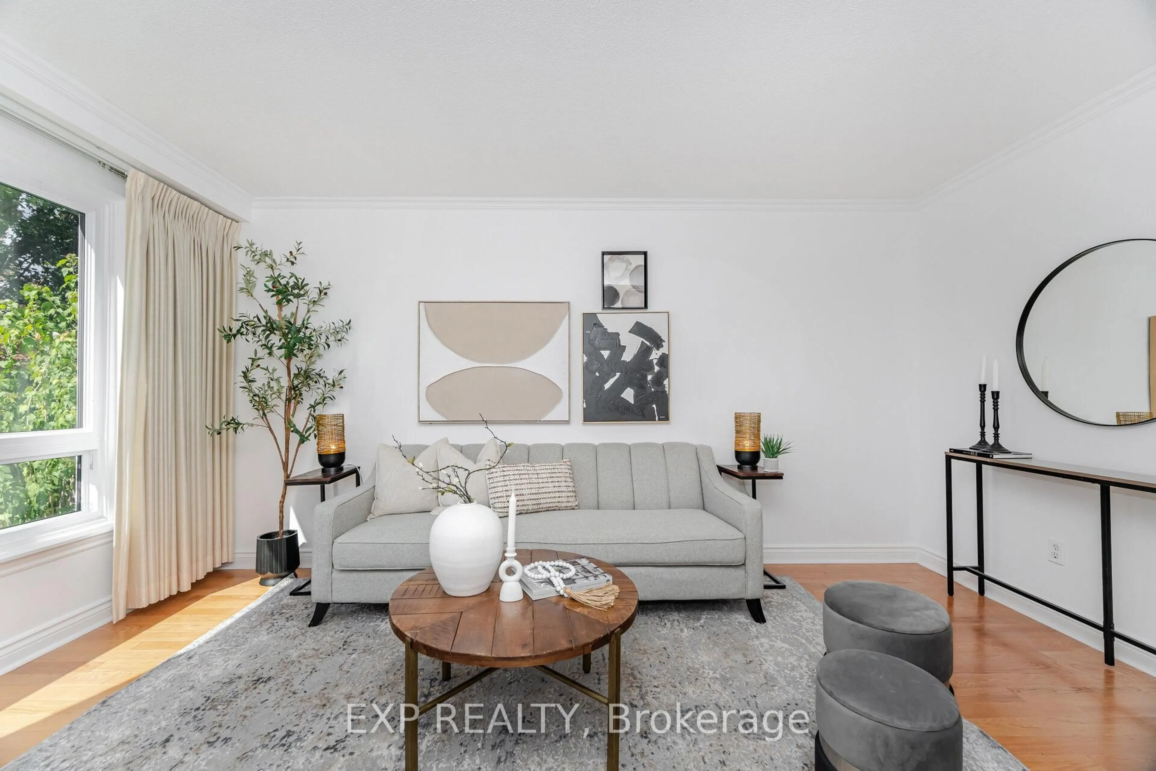 Living room with furniture, unknown for 125 Hollyberry Tr, Toronto Ontario M2H 2P2