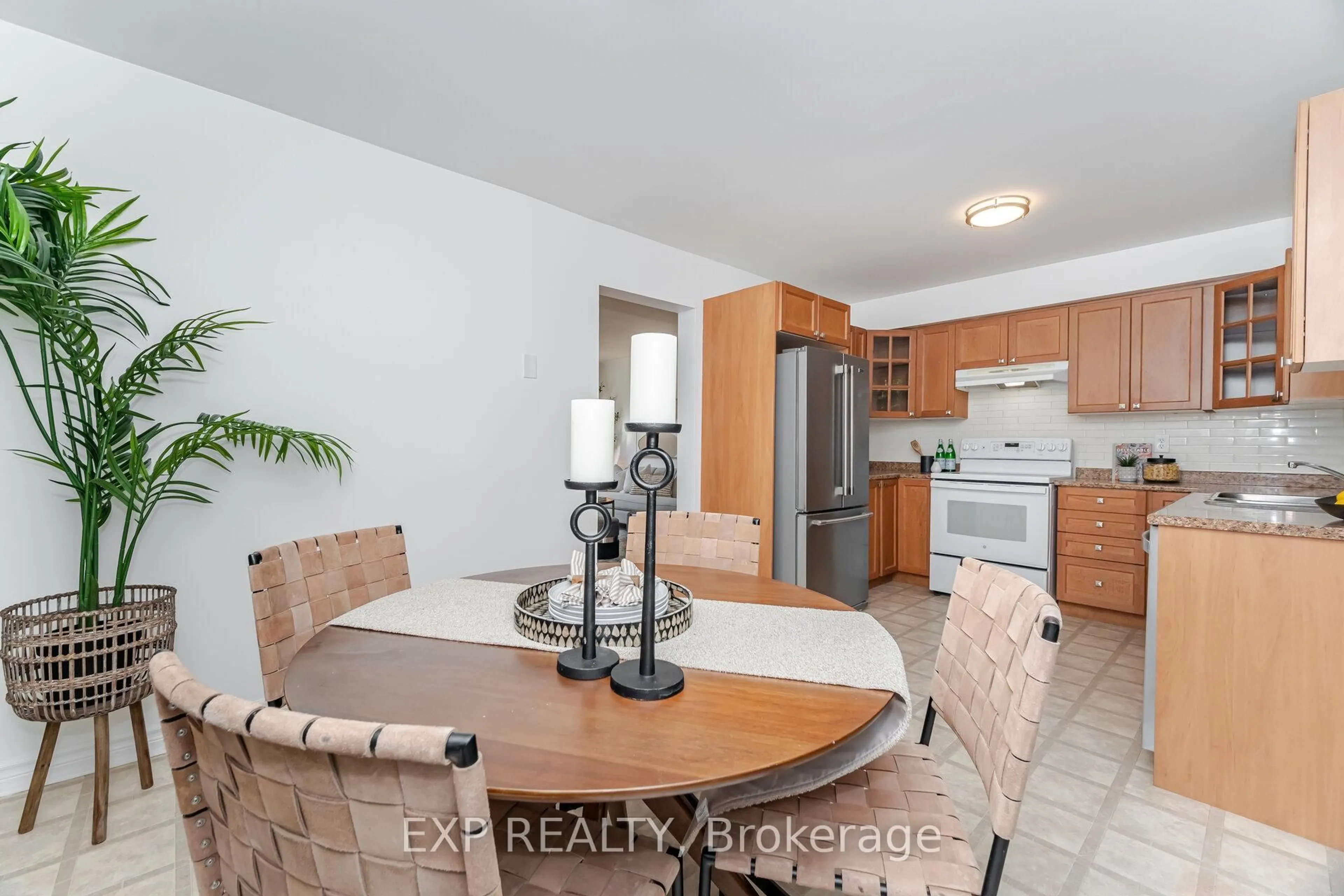 Open concept kitchen, unknown for 125 Hollyberry Tr, Toronto Ontario M2H 2P2