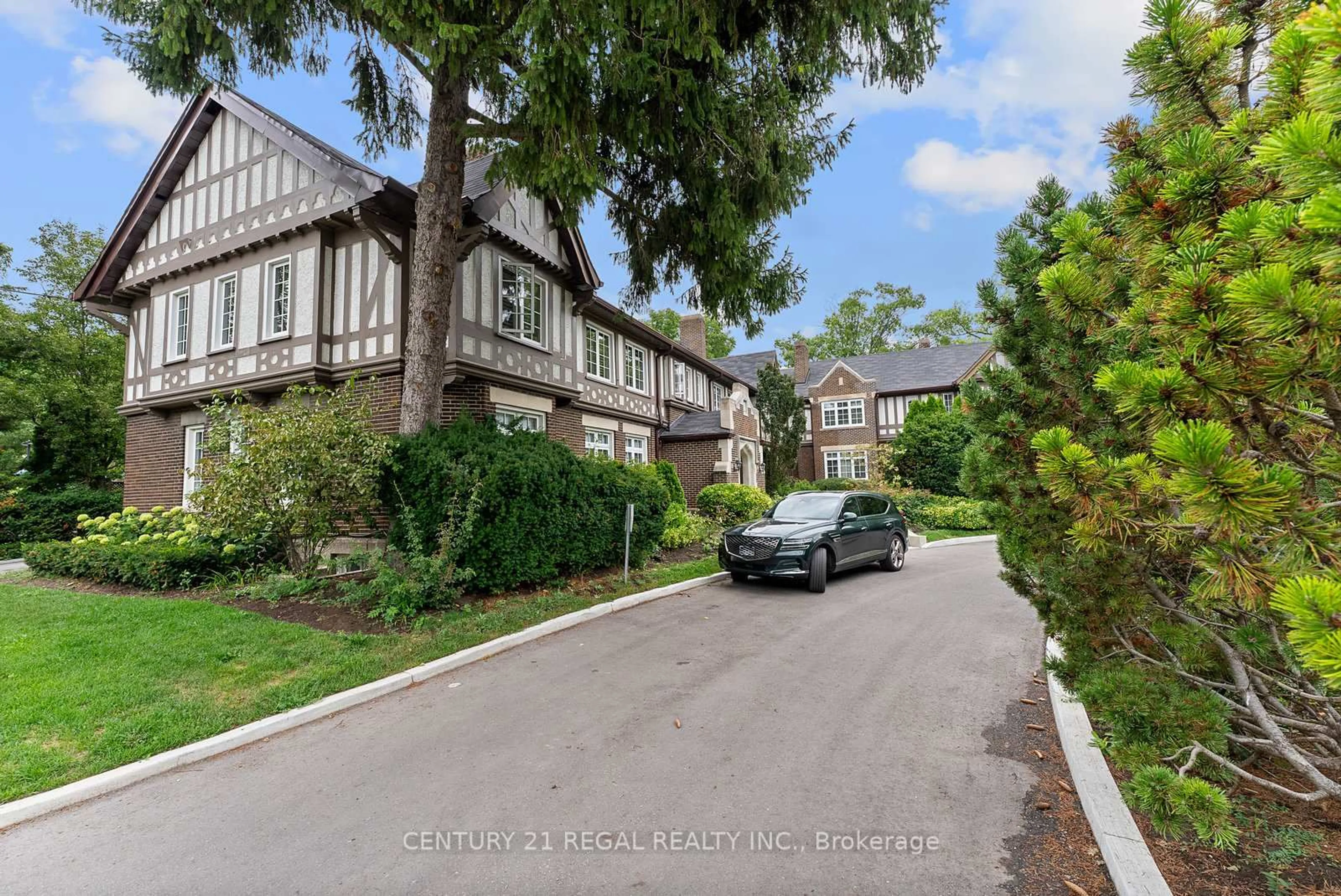A pic from outside/outdoor area/front of a property/back of a property/a pic from drone, street for 93 Douglas Cres, Toronto Ontario M4W 2E6