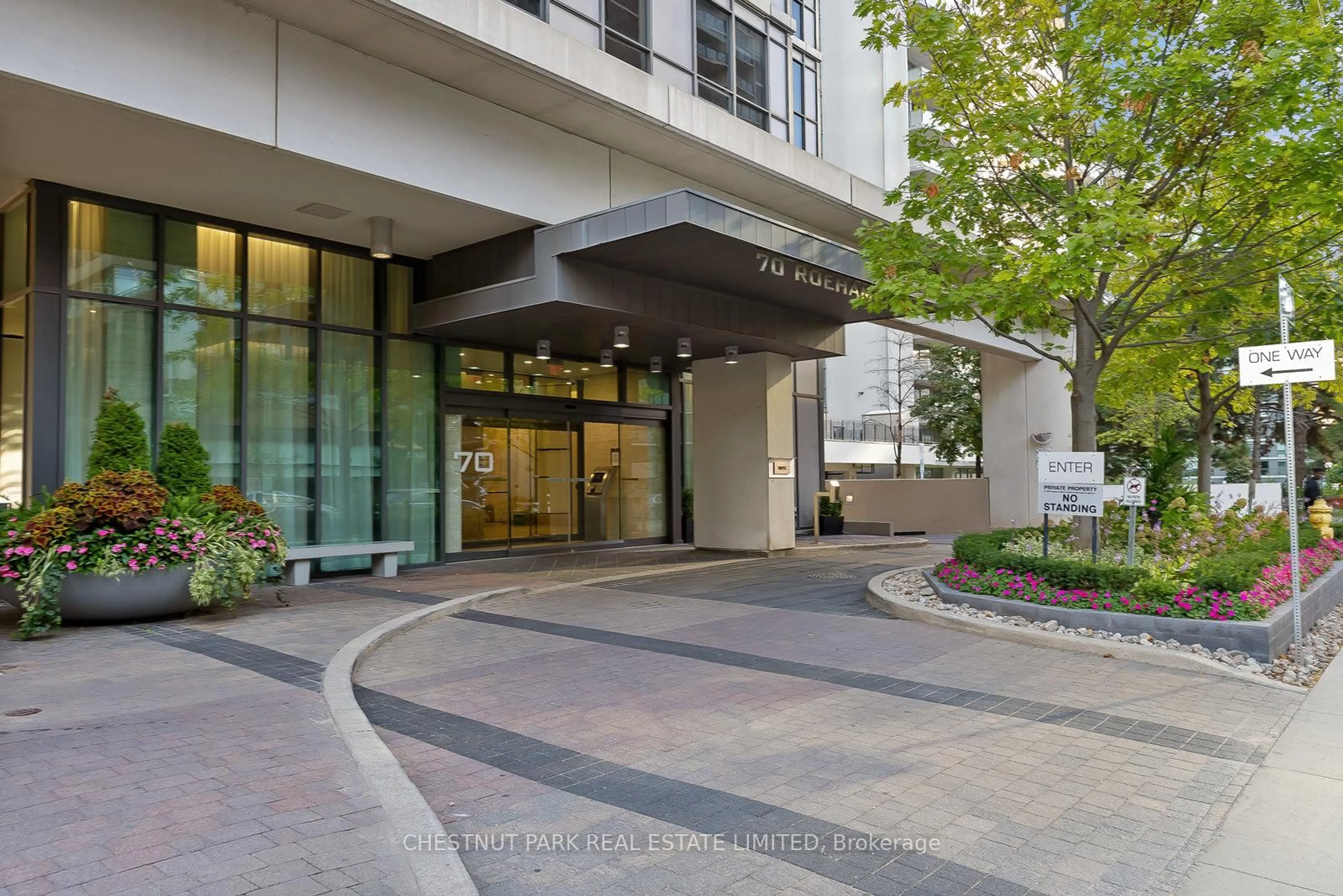 Indoor foyer for 70 Roehampton Ave #719, Toronto Ontario M4P 1R2