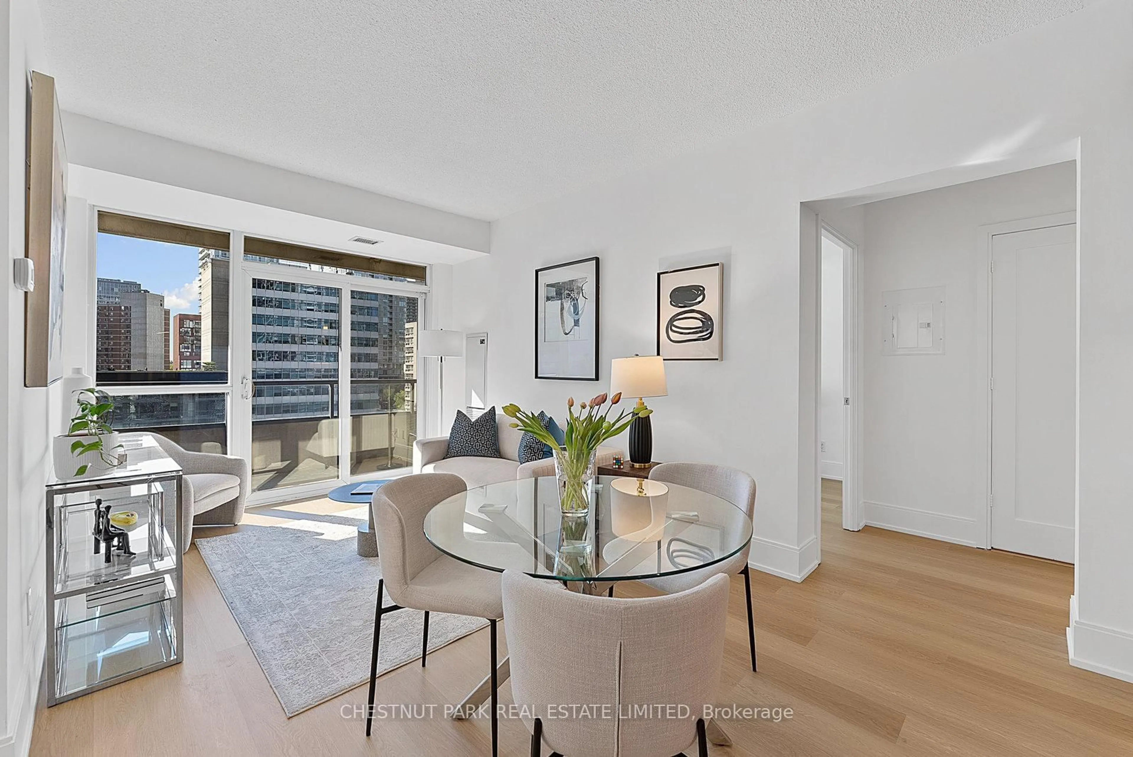 A pic of a room for 70 Roehampton Ave #719, Toronto Ontario M4P 1R2