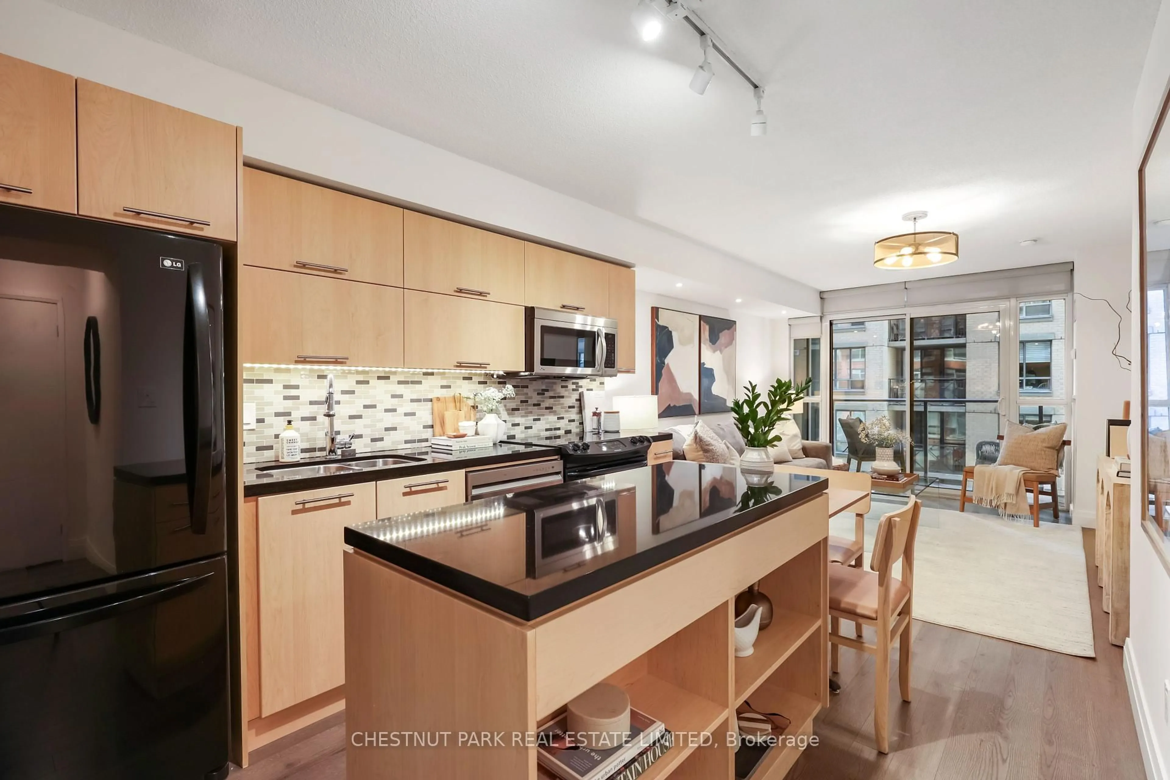 Open concept kitchen, ceramic/tile floor for 126 Simcoe St #507, Toronto Ontario M5H 4E6