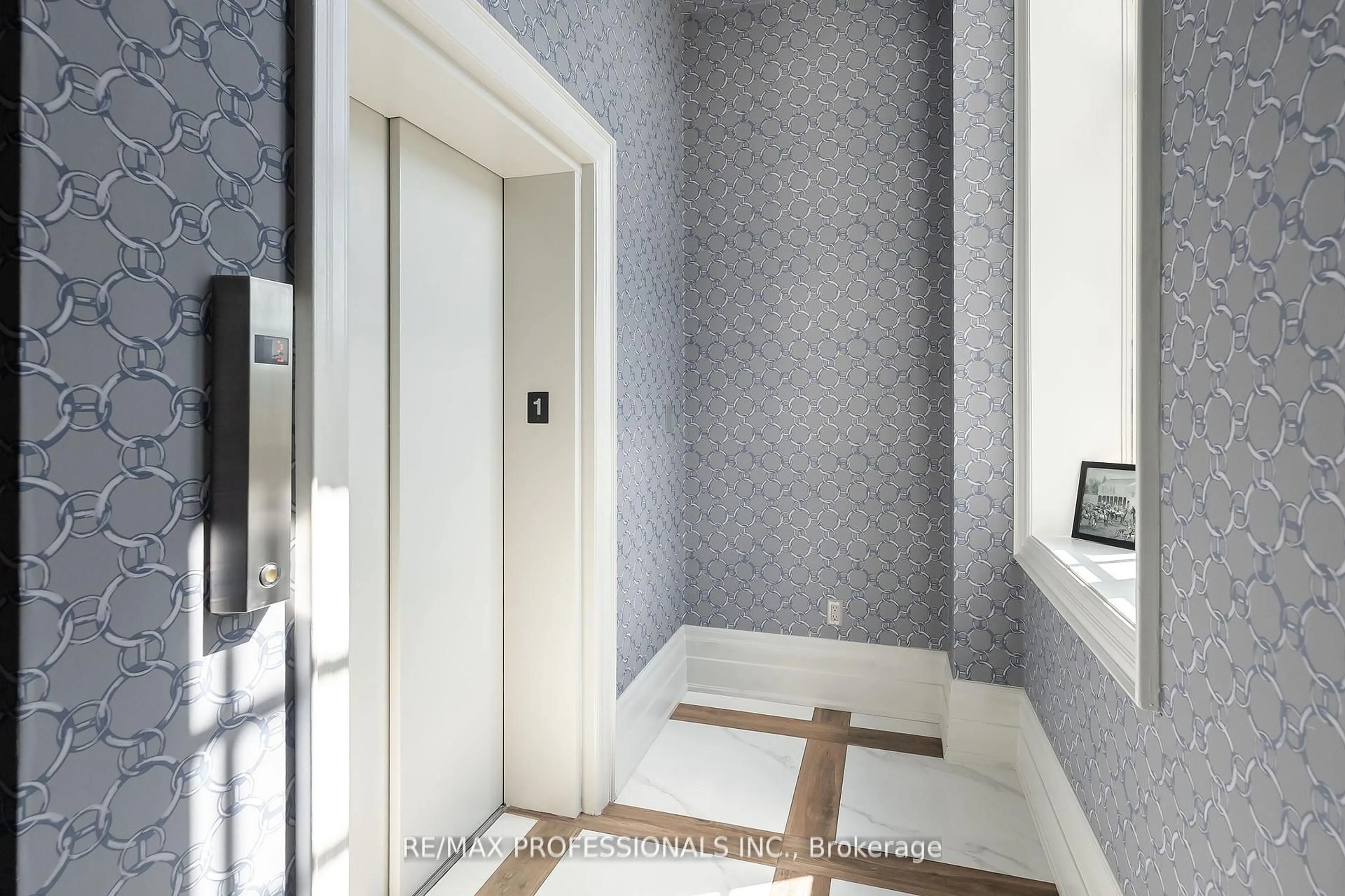 Indoor entryway for 1111 Avenue Rd #205, Toronto Ontario M5N 3B2