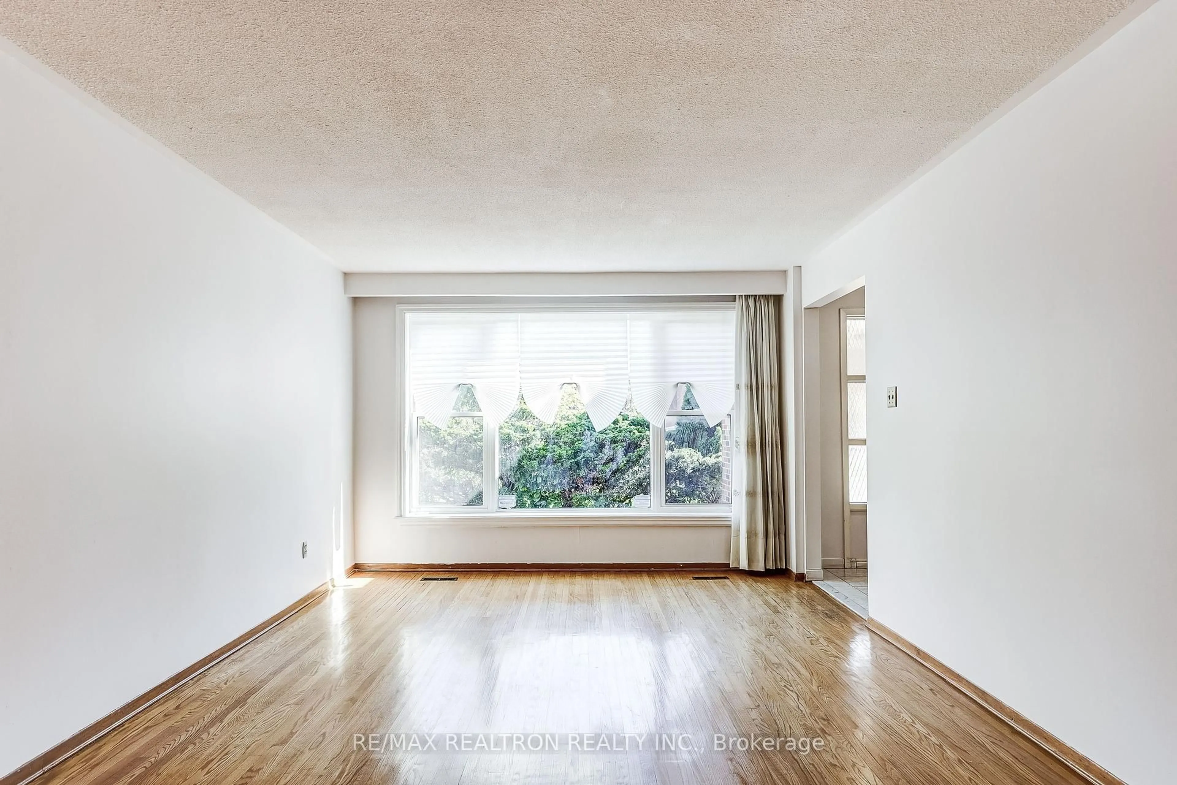 Unknown for 18 Axsmith Cres, Toronto Ontario M2J 3K3