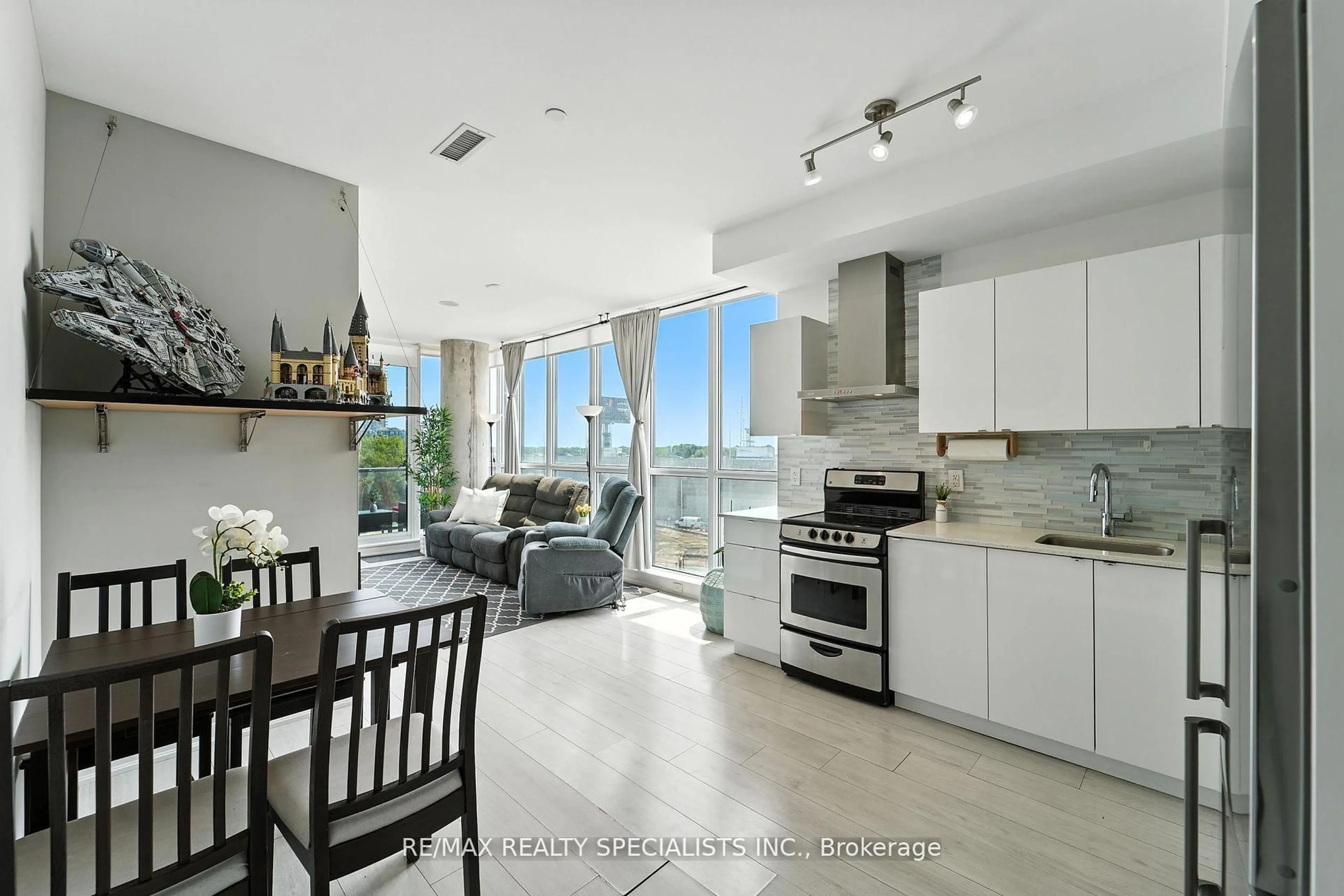 Open concept kitchen, ceramic/tile floor for 51 East Liberty St #401, Toronto Ontario M6K 3P8