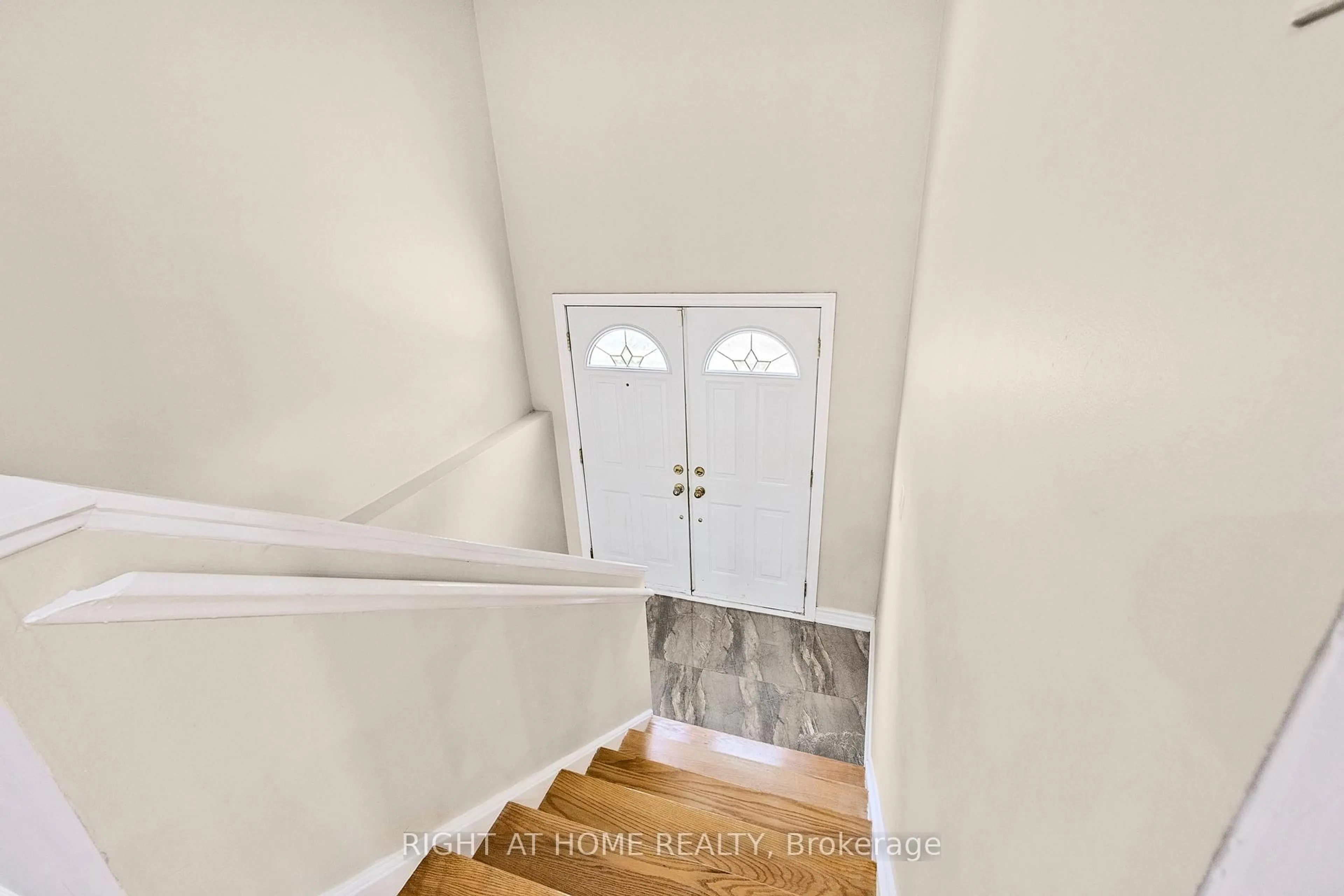 Indoor entryway for 49 Tuscarora Dr, Toronto Ontario M2H 2K4