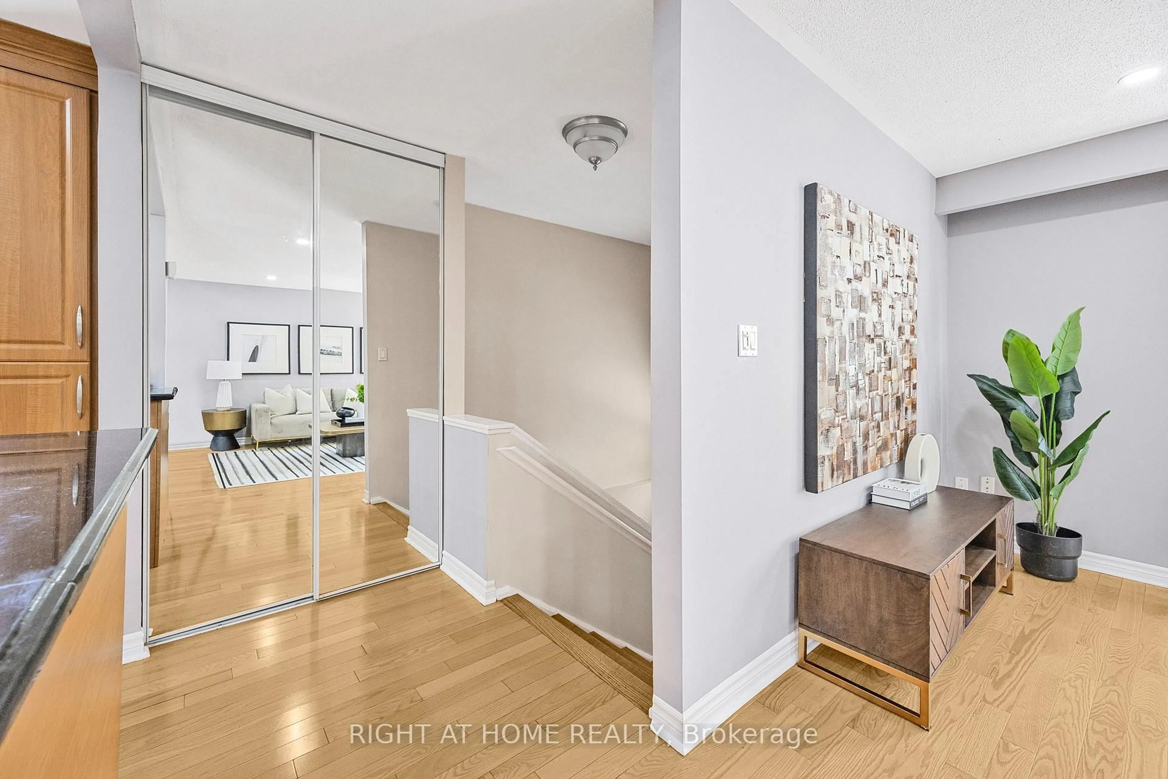 Indoor entryway for 49 Tuscarora Dr, Toronto Ontario M2H 2K4
