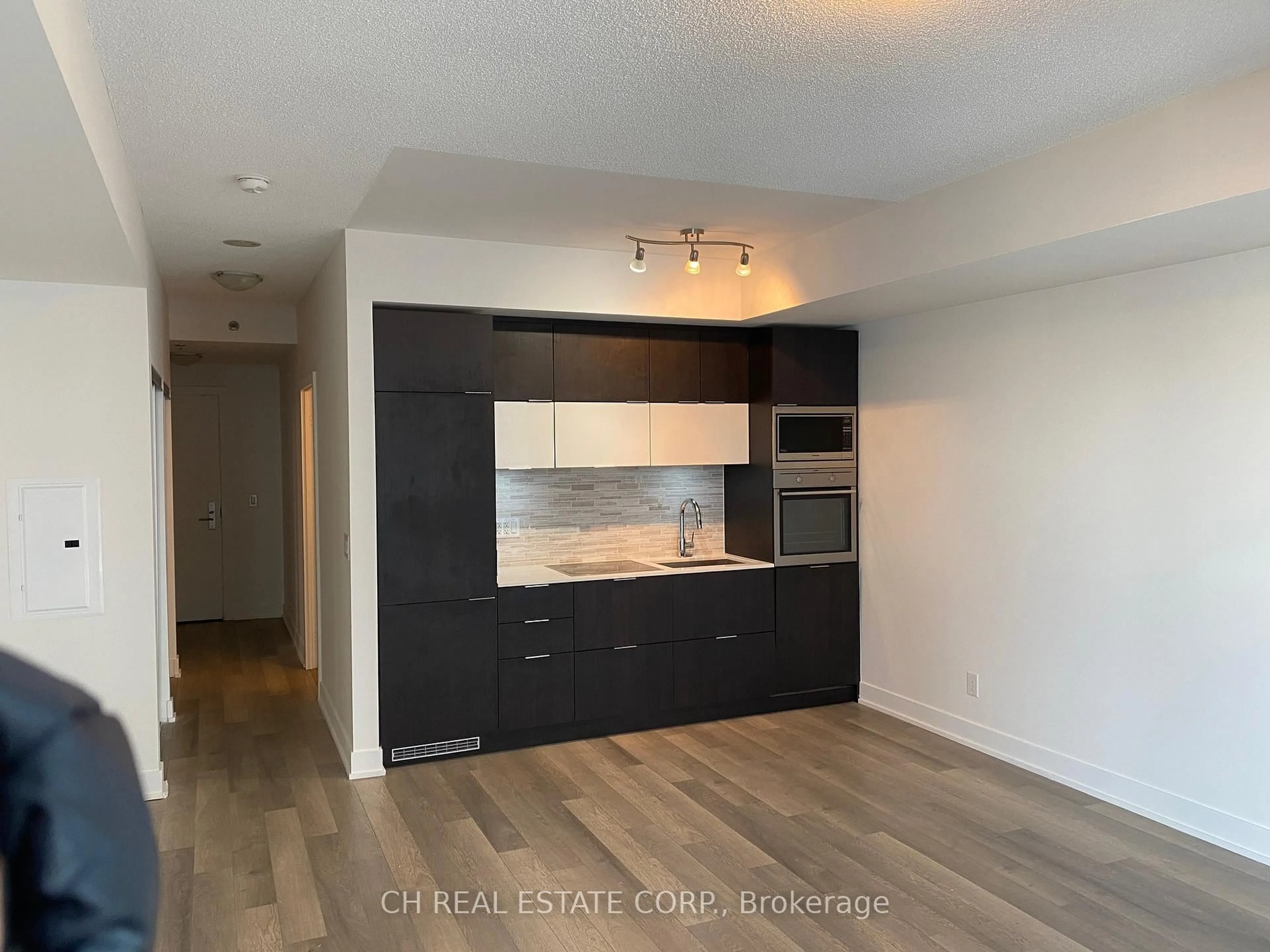 Open concept kitchen, wood/laminate floor for 318 Richmond St #1810, Toronto Ontario M5V 0B4