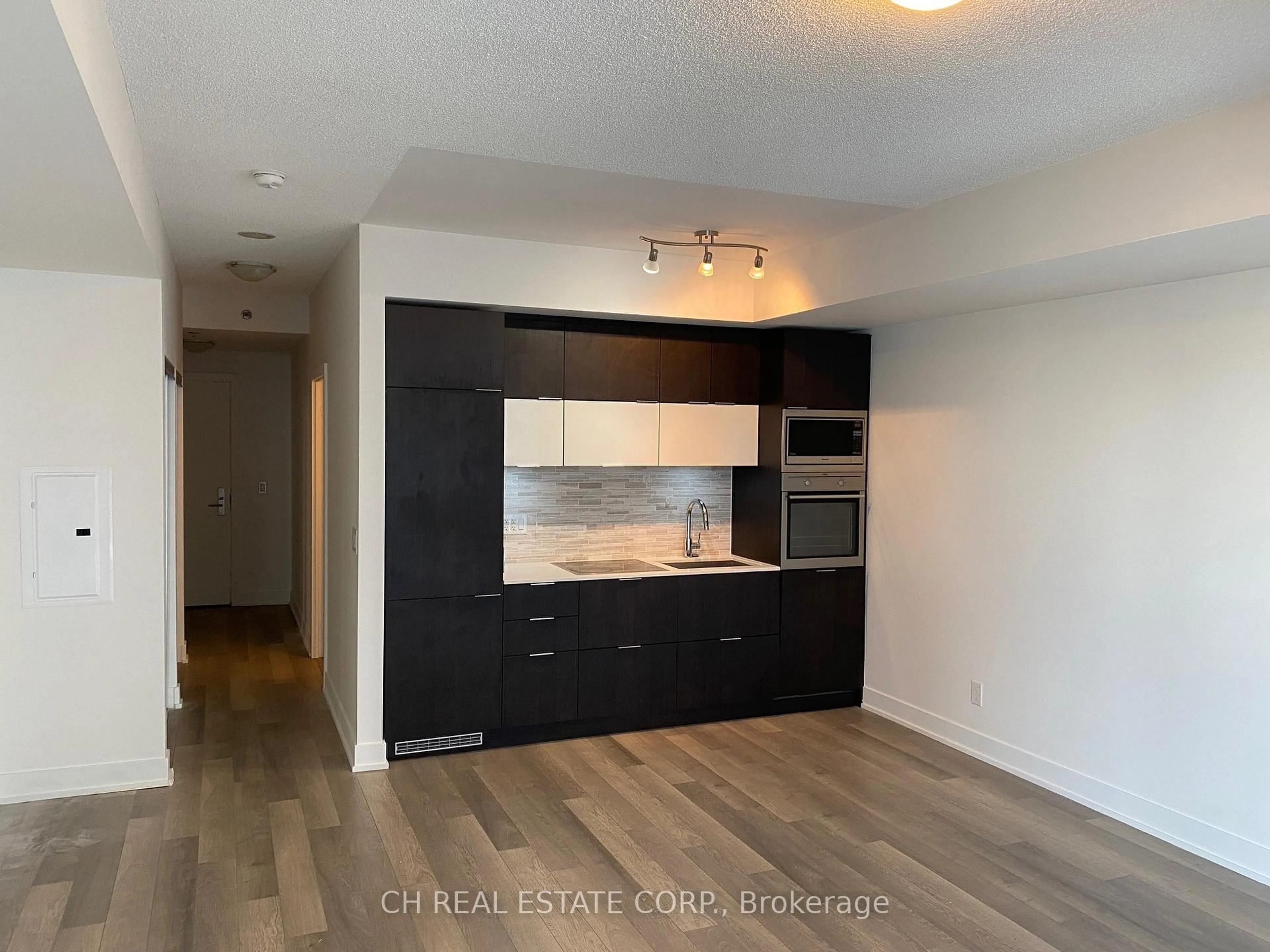 Open concept kitchen, wood/laminate floor for 318 Richmond St #1810, Toronto Ontario M5V 0B4