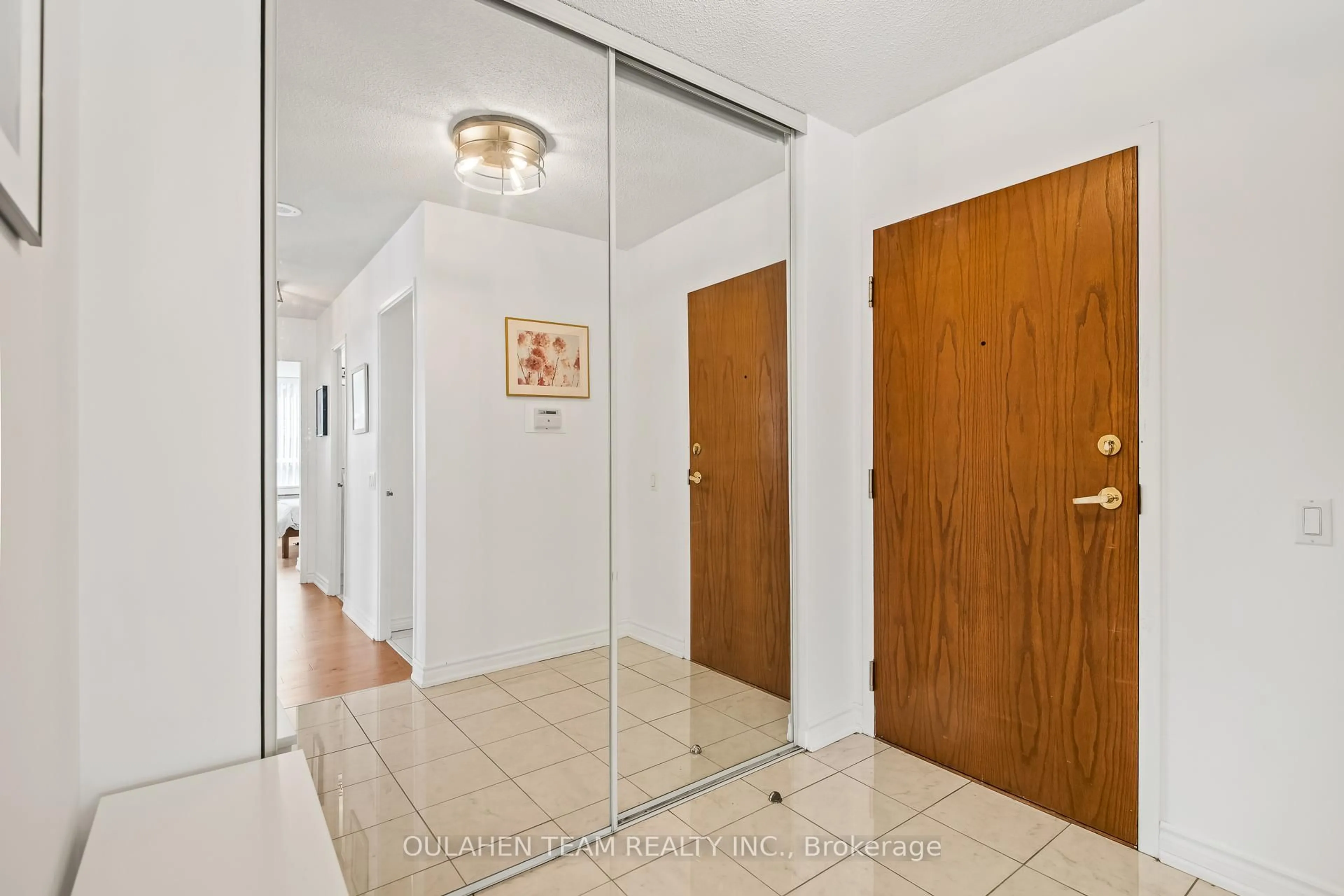 Indoor entryway for 100 Upper Madison Ave #1108, Toronto Ontario M2N 6M4