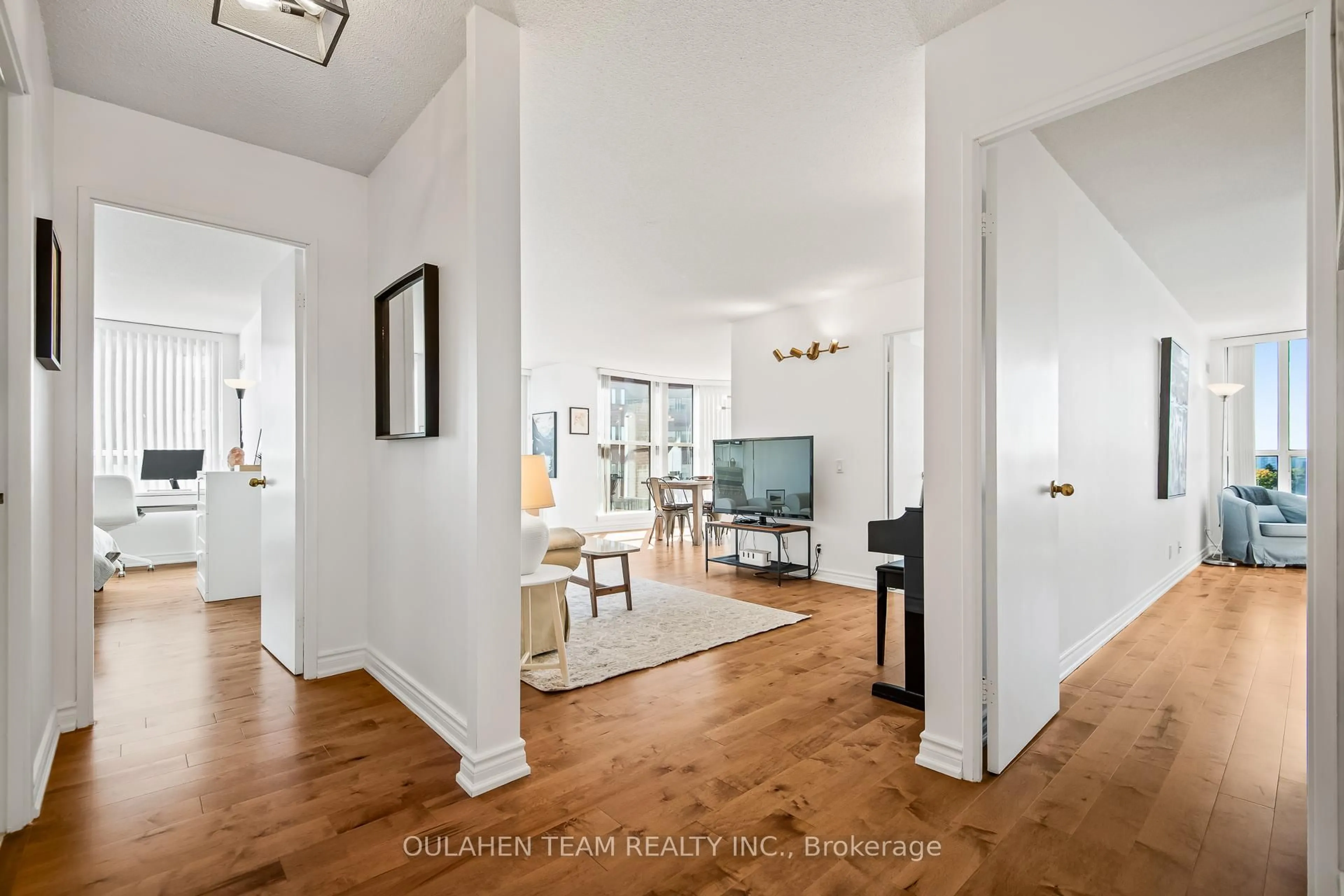 Indoor entryway for 100 Upper Madison Ave #1108, Toronto Ontario M2N 6M4