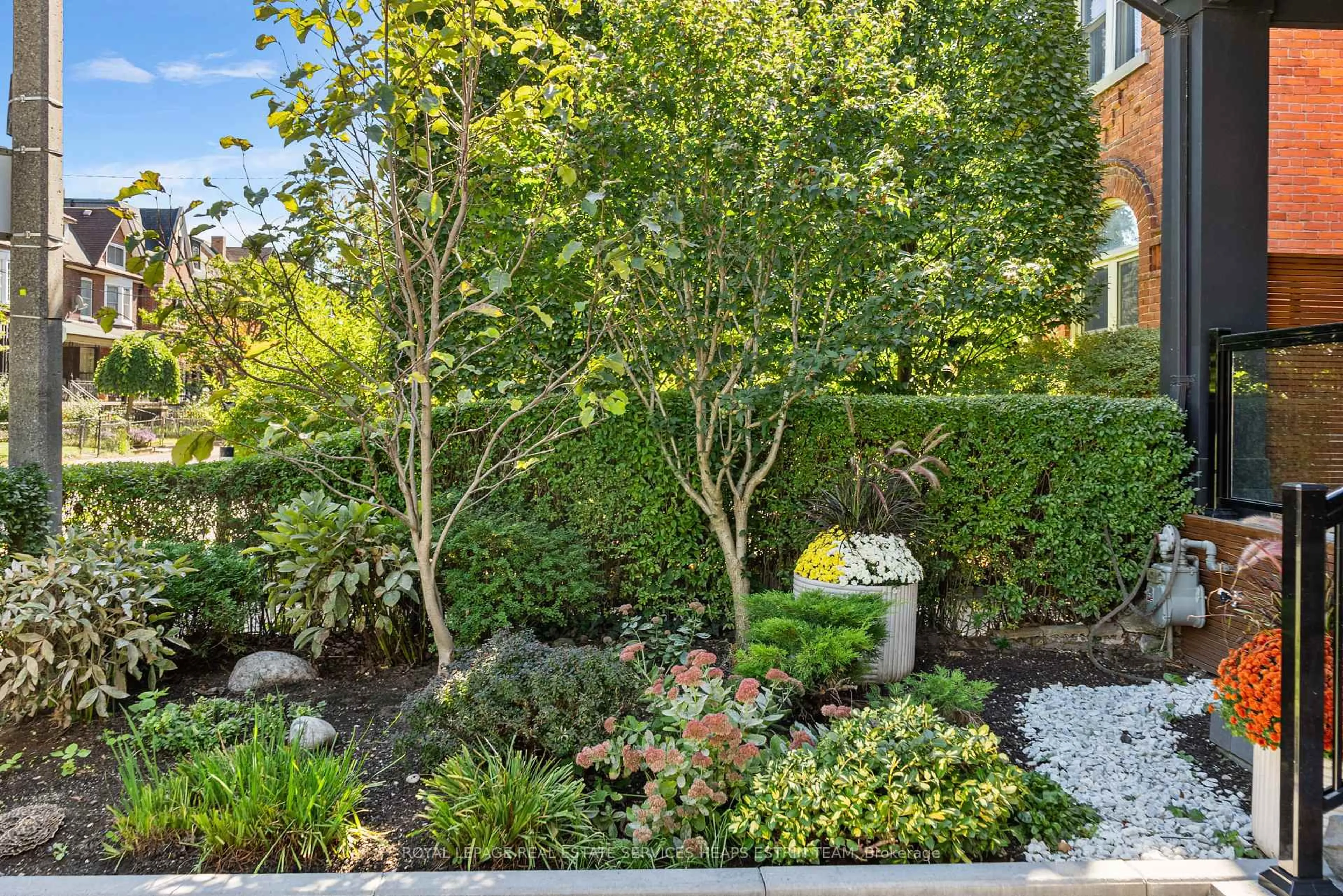 Patio, street for 386 Crawford St, Toronto Ontario M6J 2V7