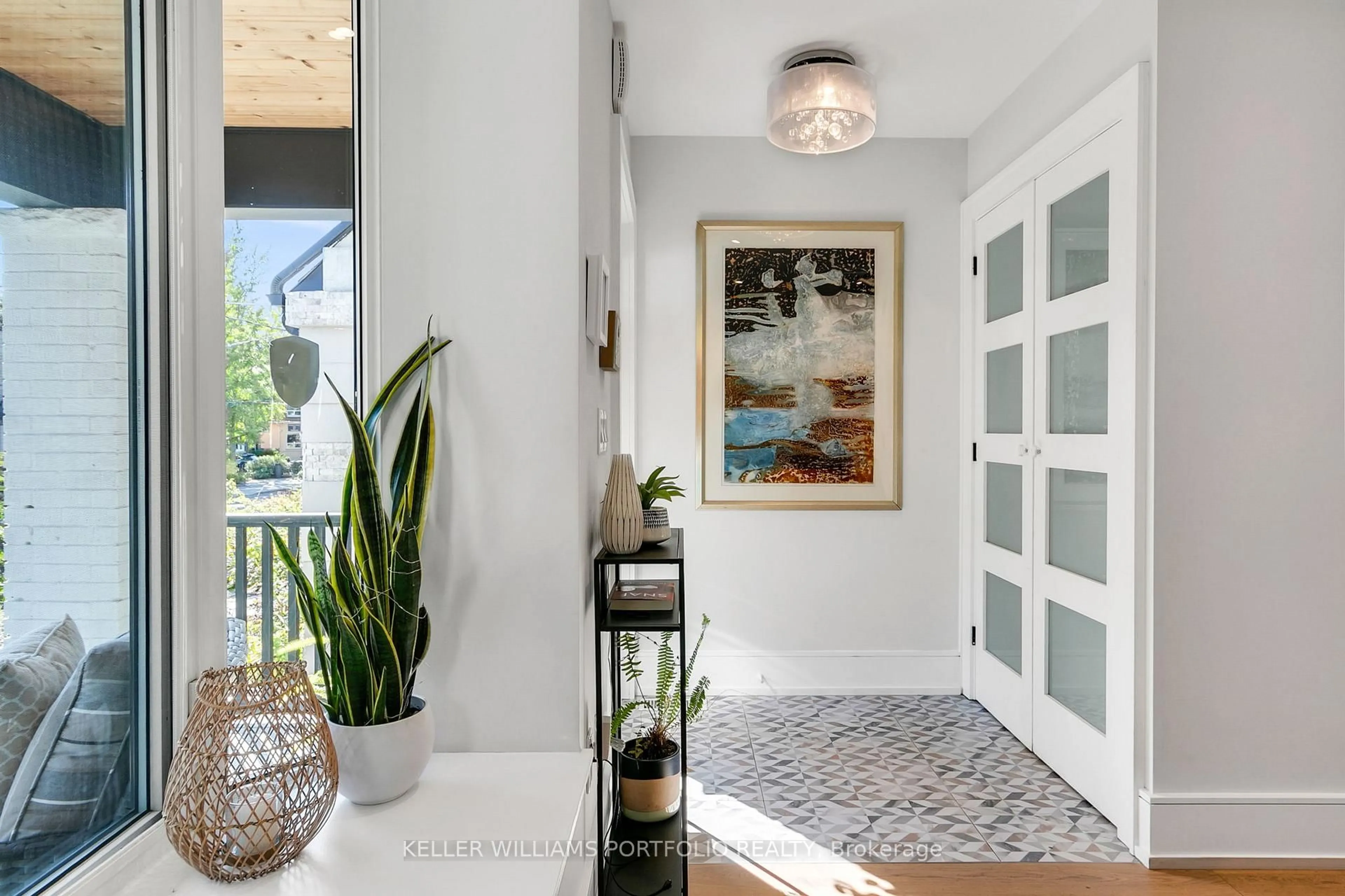 Indoor entryway for 470 Merton St, Toronto Ontario M4S 1B3