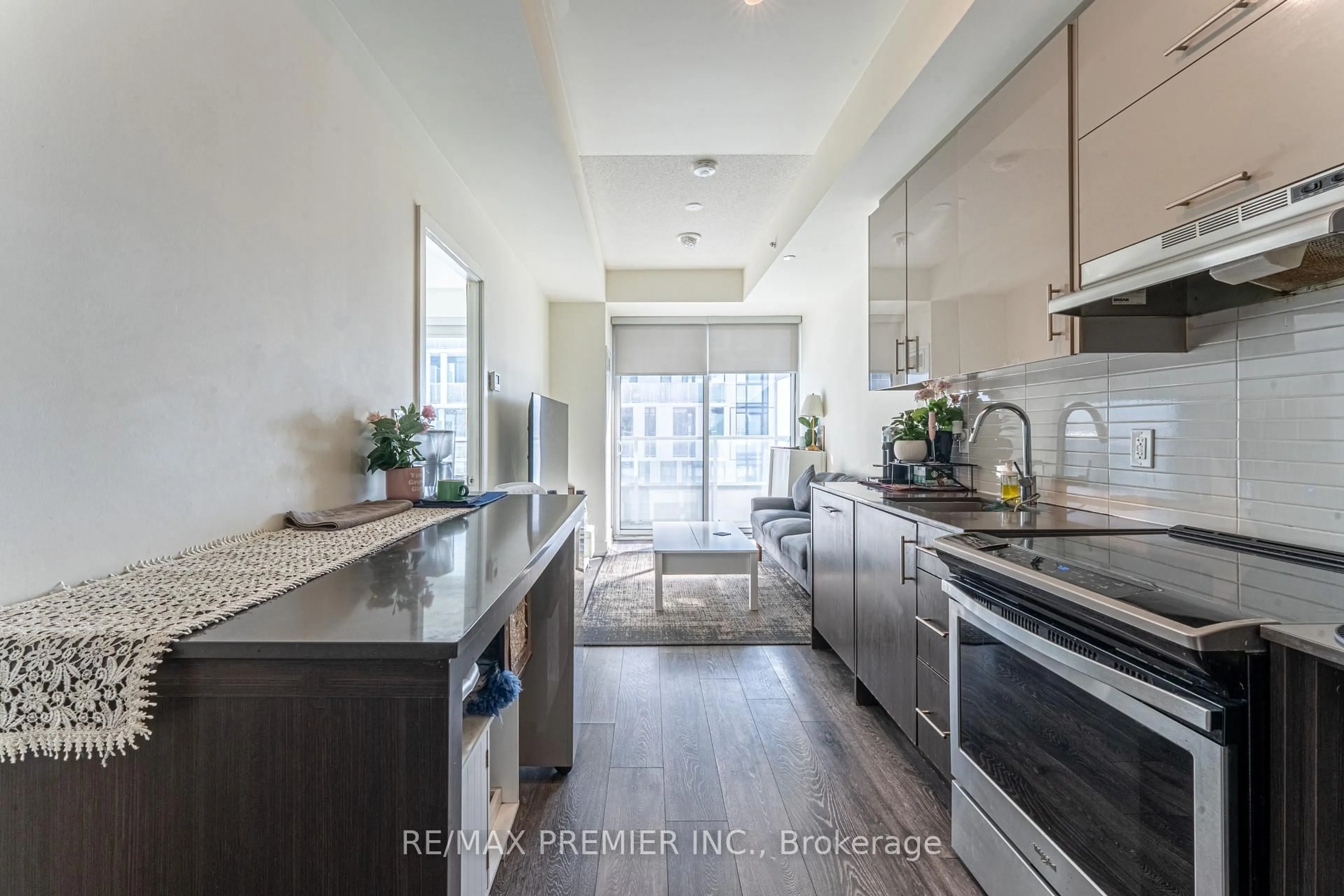 Open concept kitchen, ceramic/tile floor for 180 Fairview Mall Dr #1511, Toronto Ontario M2J 0G4