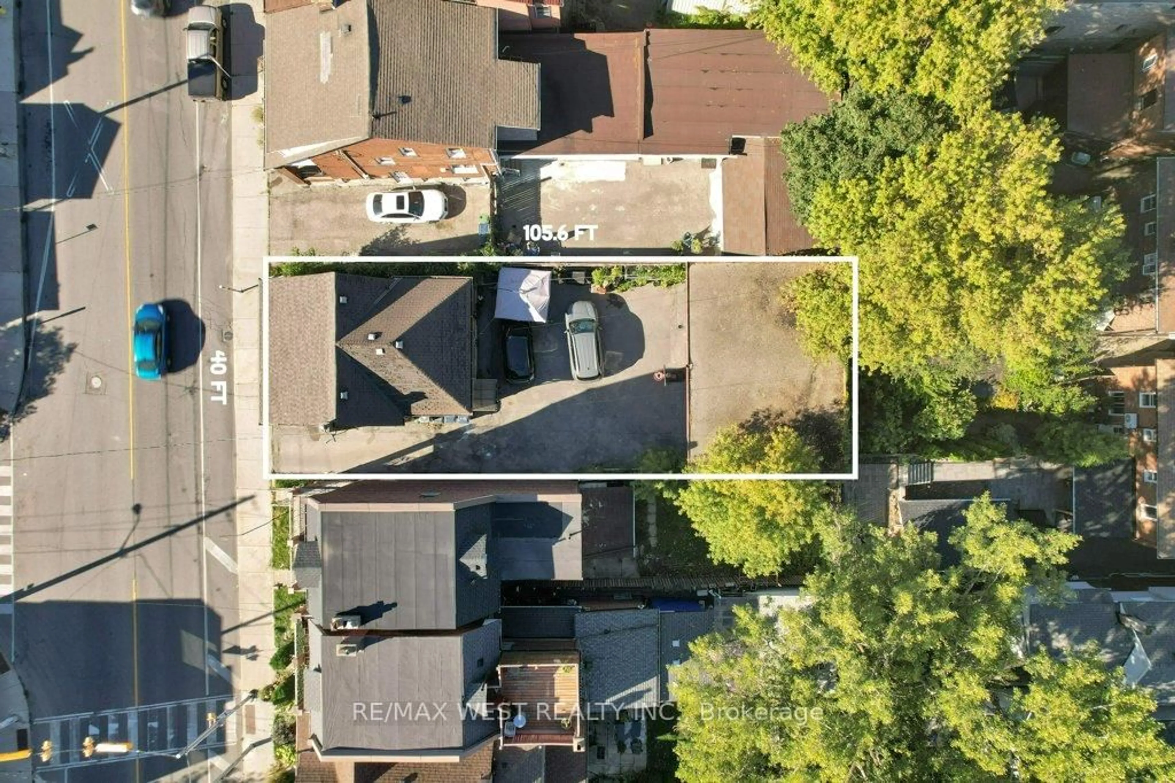 A pic from outside/outdoor area/front of a property/back of a property/a pic from drone, street for 225 Oakwood Ave, Toronto Ontario M6E 2V3