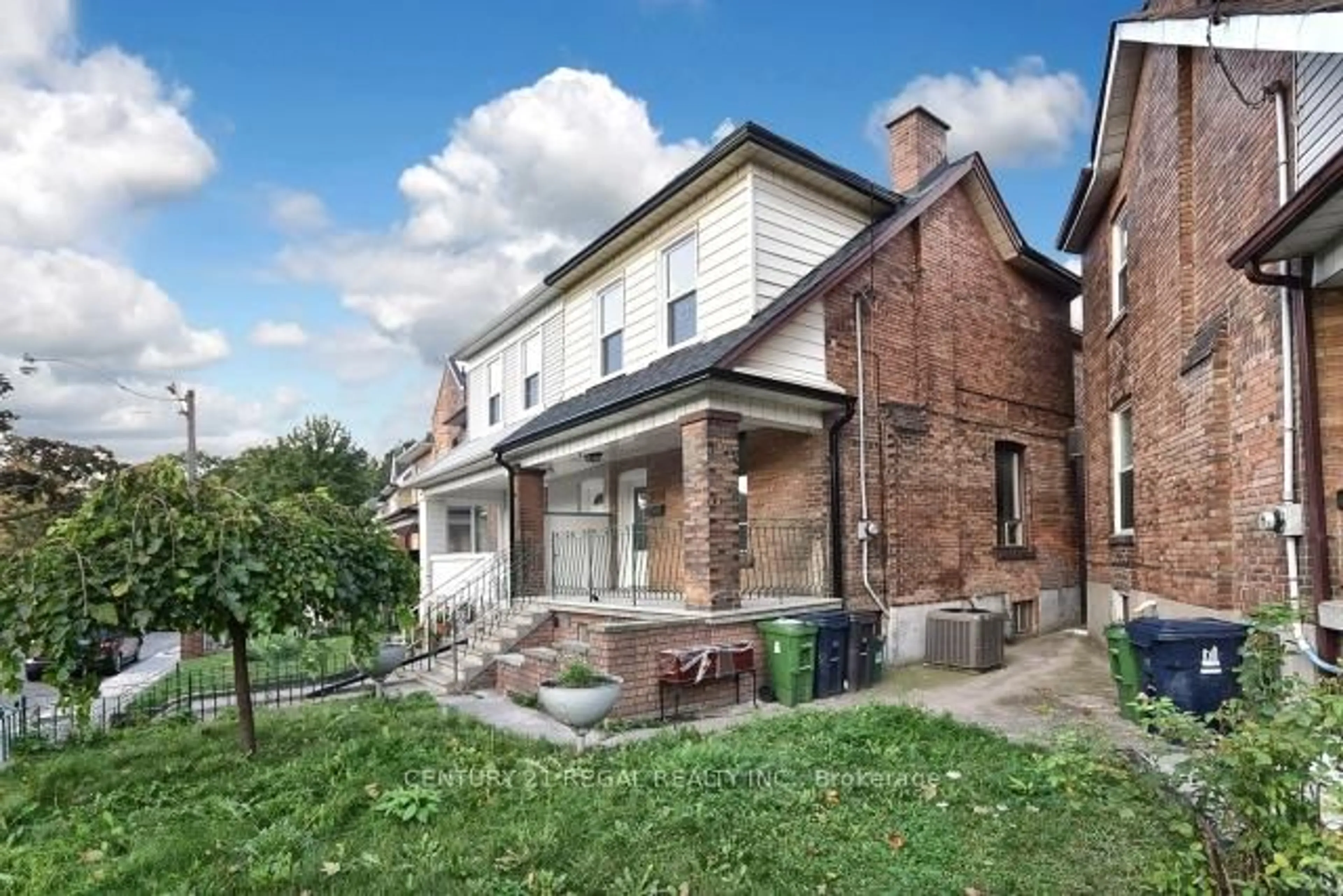 Home with brick exterior material, building for 300 Montrose Ave, Toronto Ontario M6G 3G8