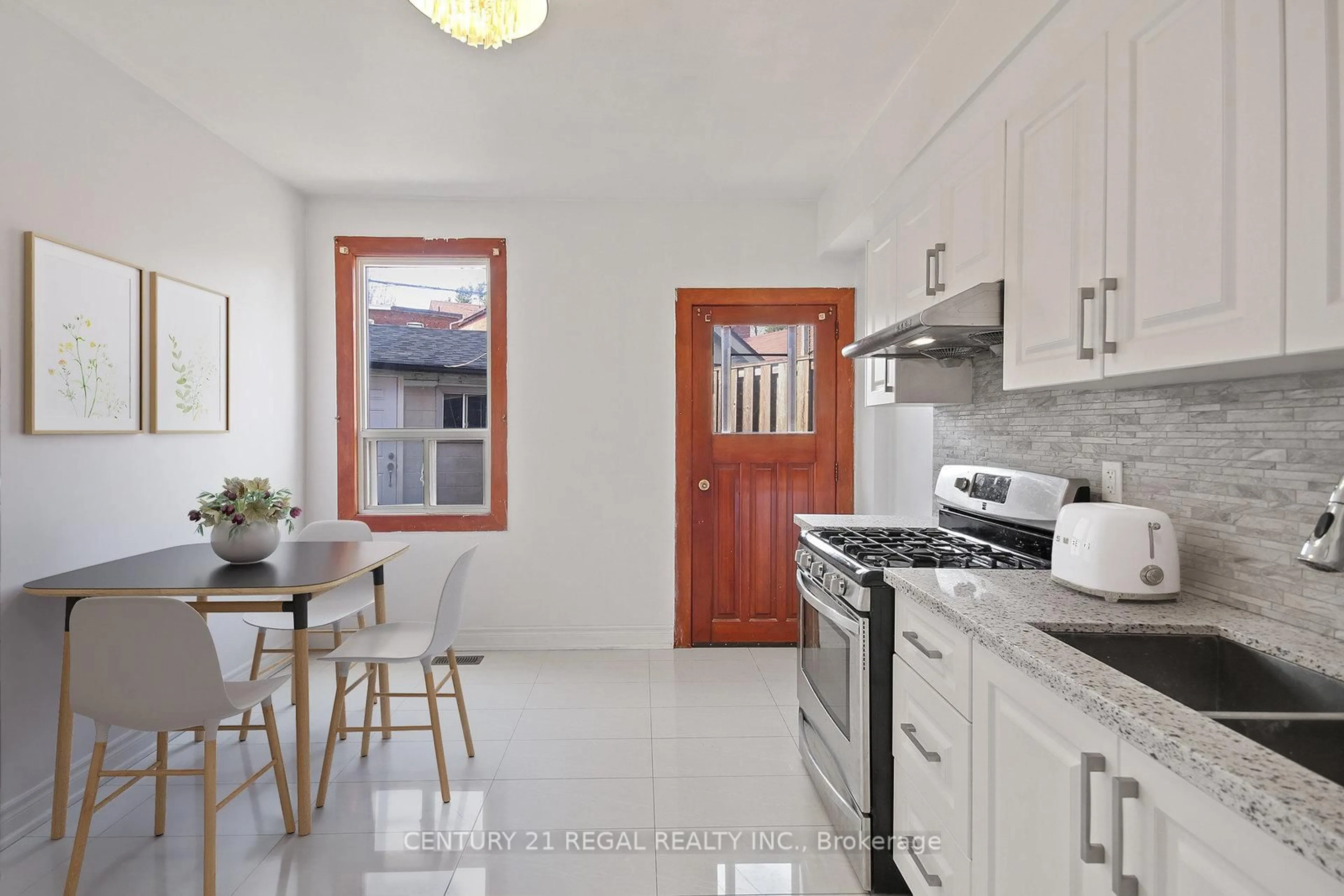 Standard kitchen, ceramic/tile floor for 300 Montrose Ave, Toronto Ontario M6G 3G8