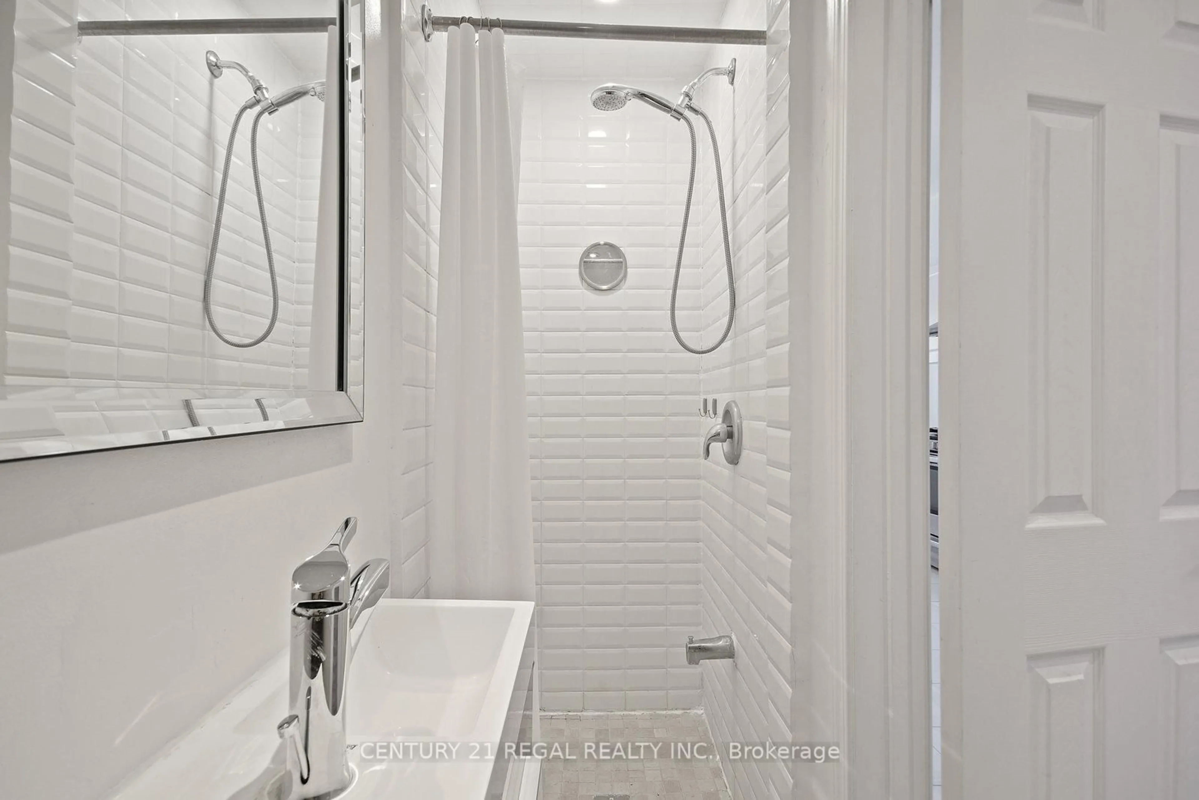 Standard bathroom, ceramic/tile floor for 300 Montrose Ave, Toronto Ontario M6G 3G8