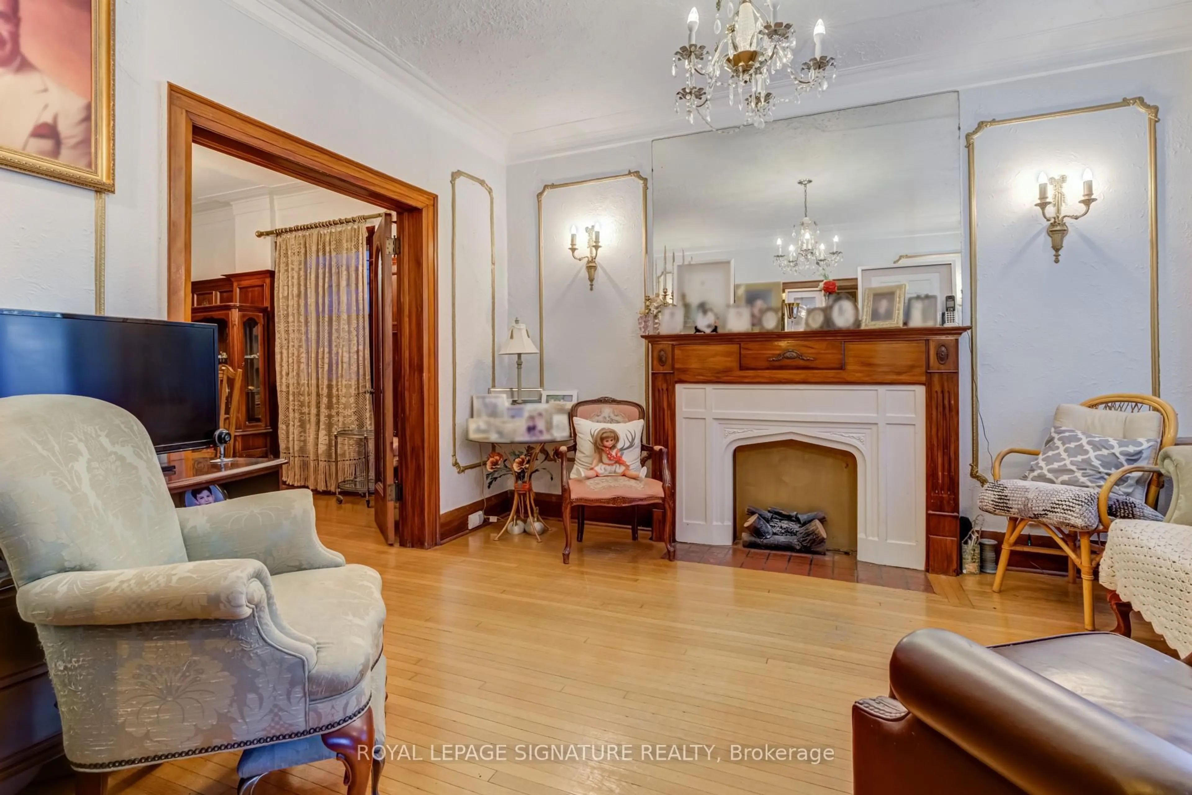 Living room with furniture, unknown for 432 Crawford St St, Toronto Ontario M6G 3J6