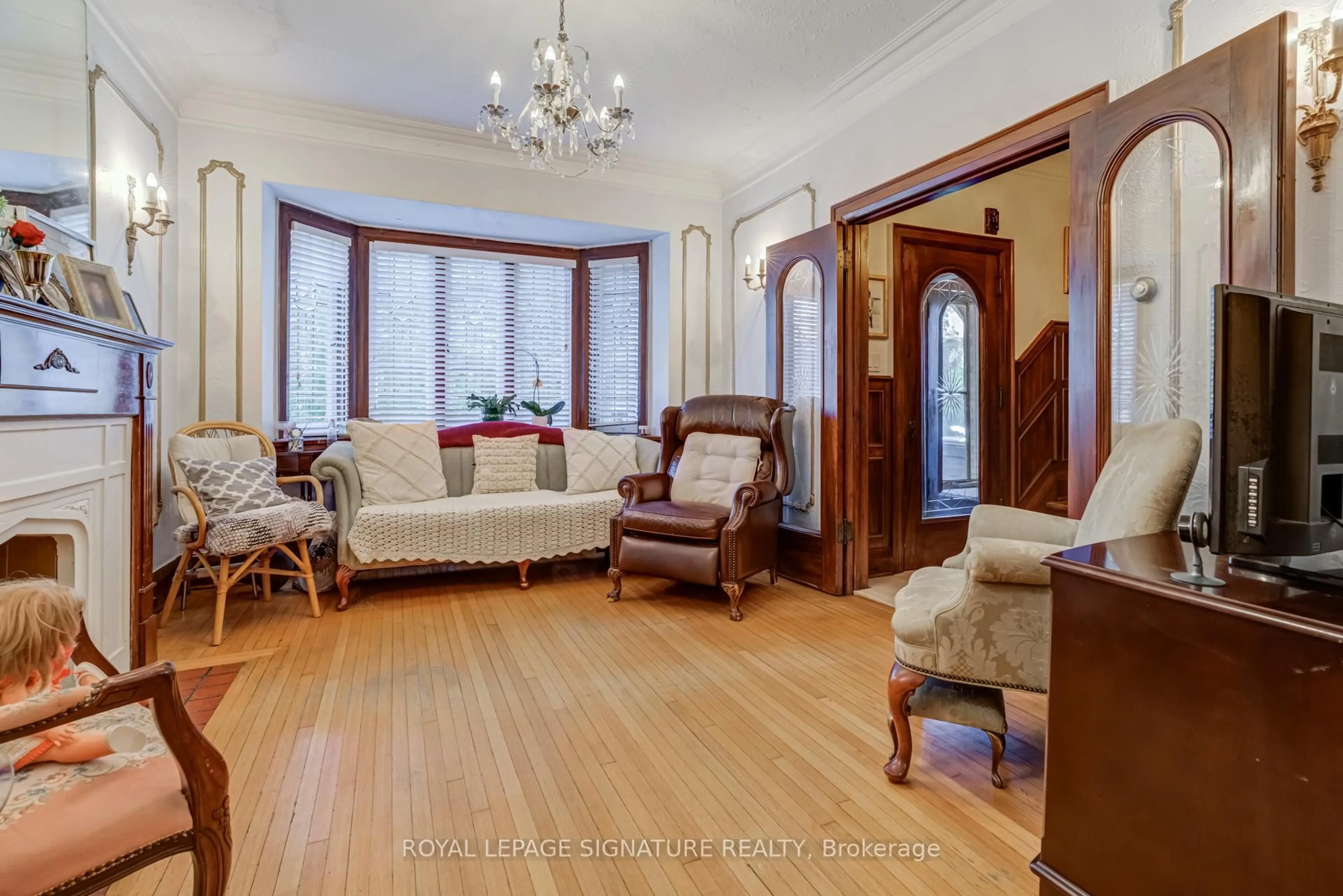 Living room with furniture, unknown for 432 Crawford St St, Toronto Ontario M6G 3J6