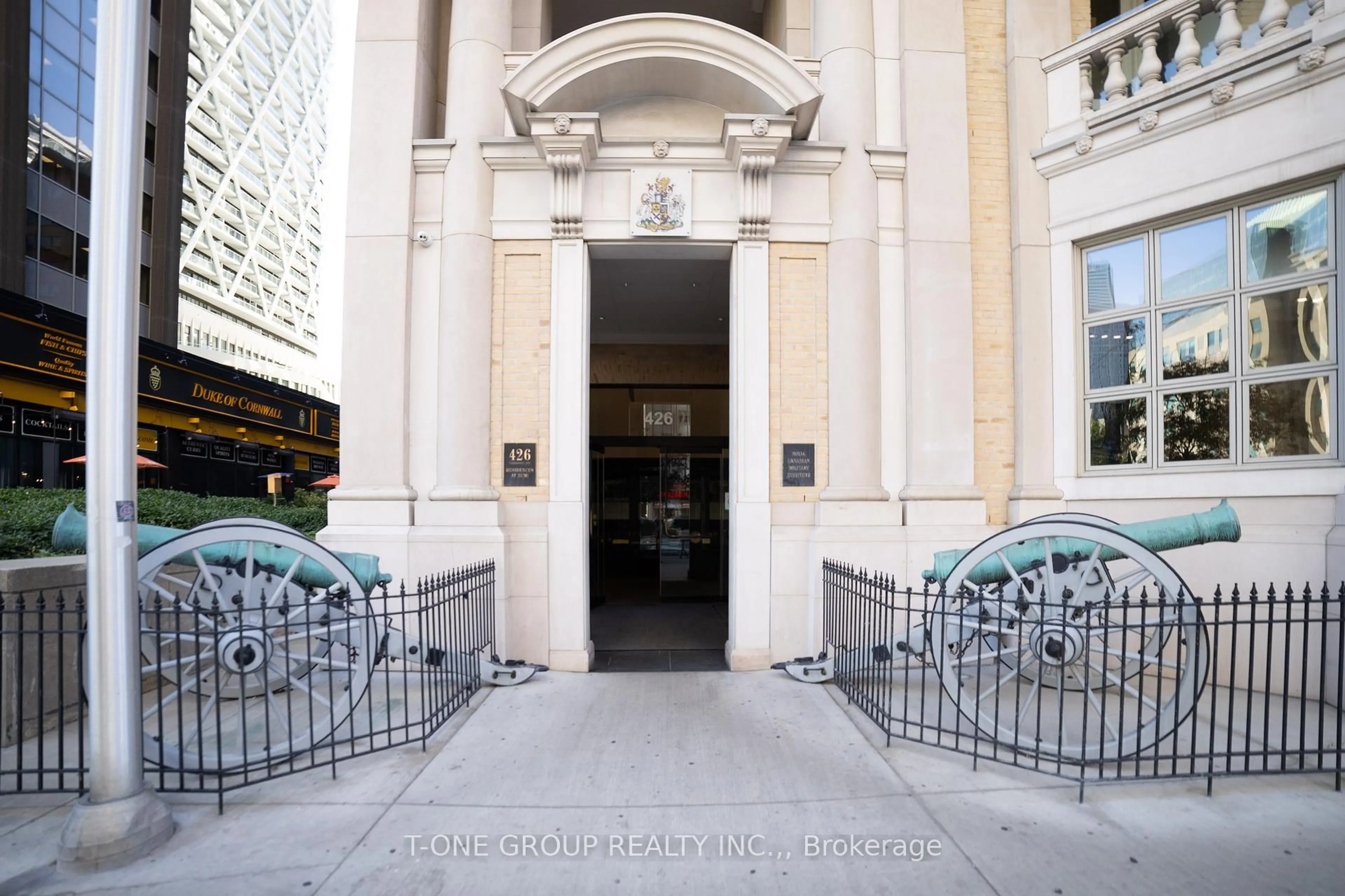 Indoor foyer for 426 University Ave #1705, Toronto Ontario M5G 1S9