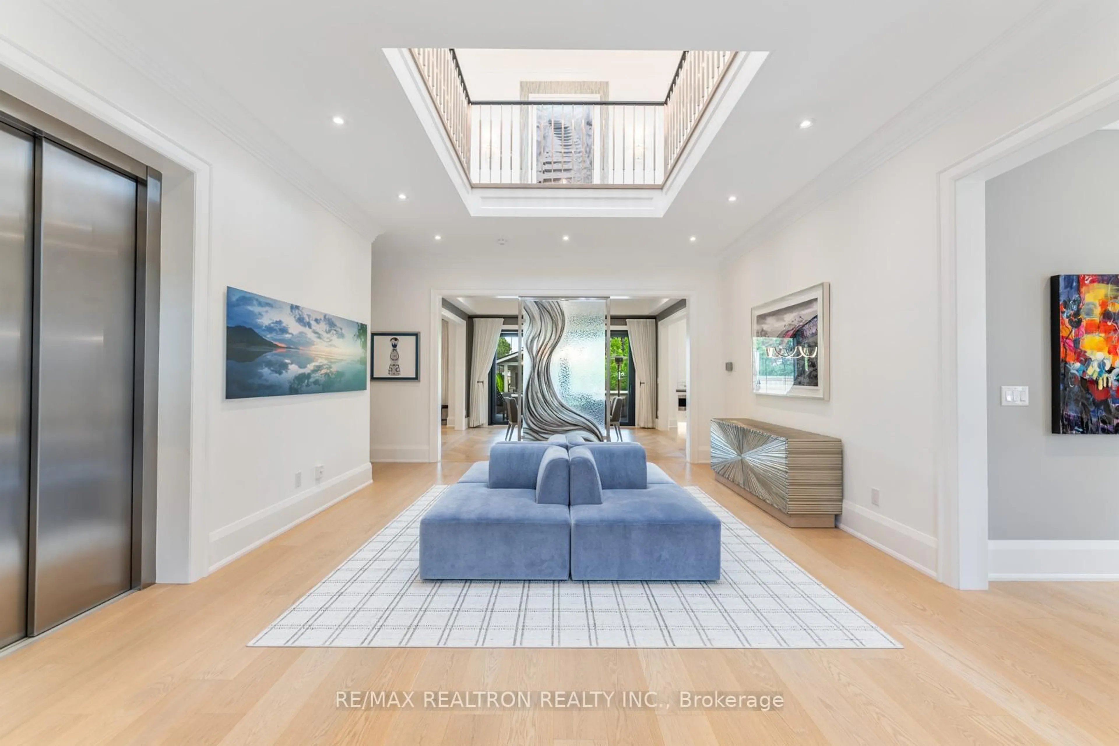 Indoor foyer for 20 Sunbeam Ave, Toronto Ontario M3H 1W7
