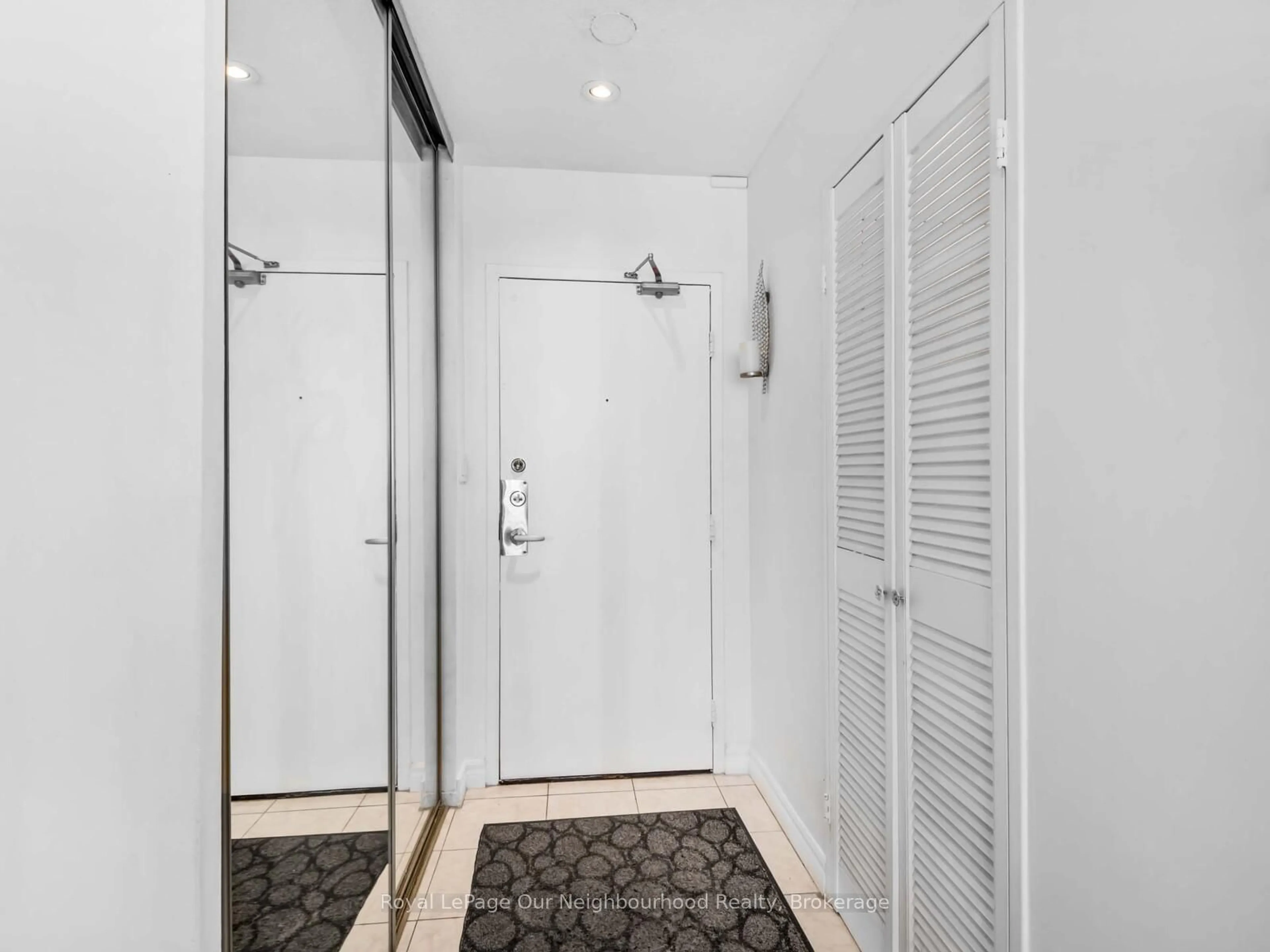 Indoor entryway for 60 Pavane Linkway #2012, Toronto Ontario M3C 2Y6