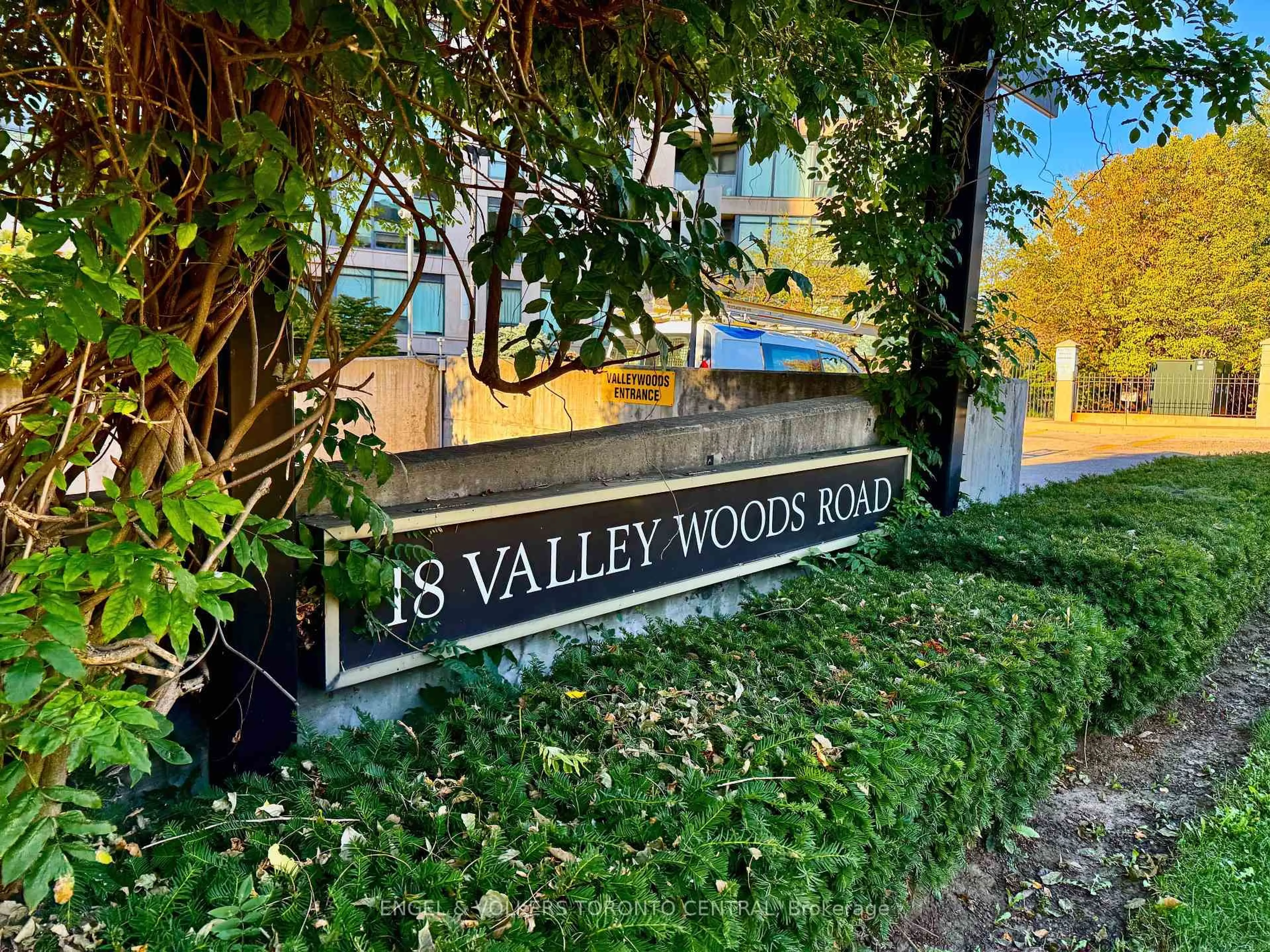 Indoor foyer for 18 Valley Woods Rd #Ph105, Toronto Ontario M3A 0A1