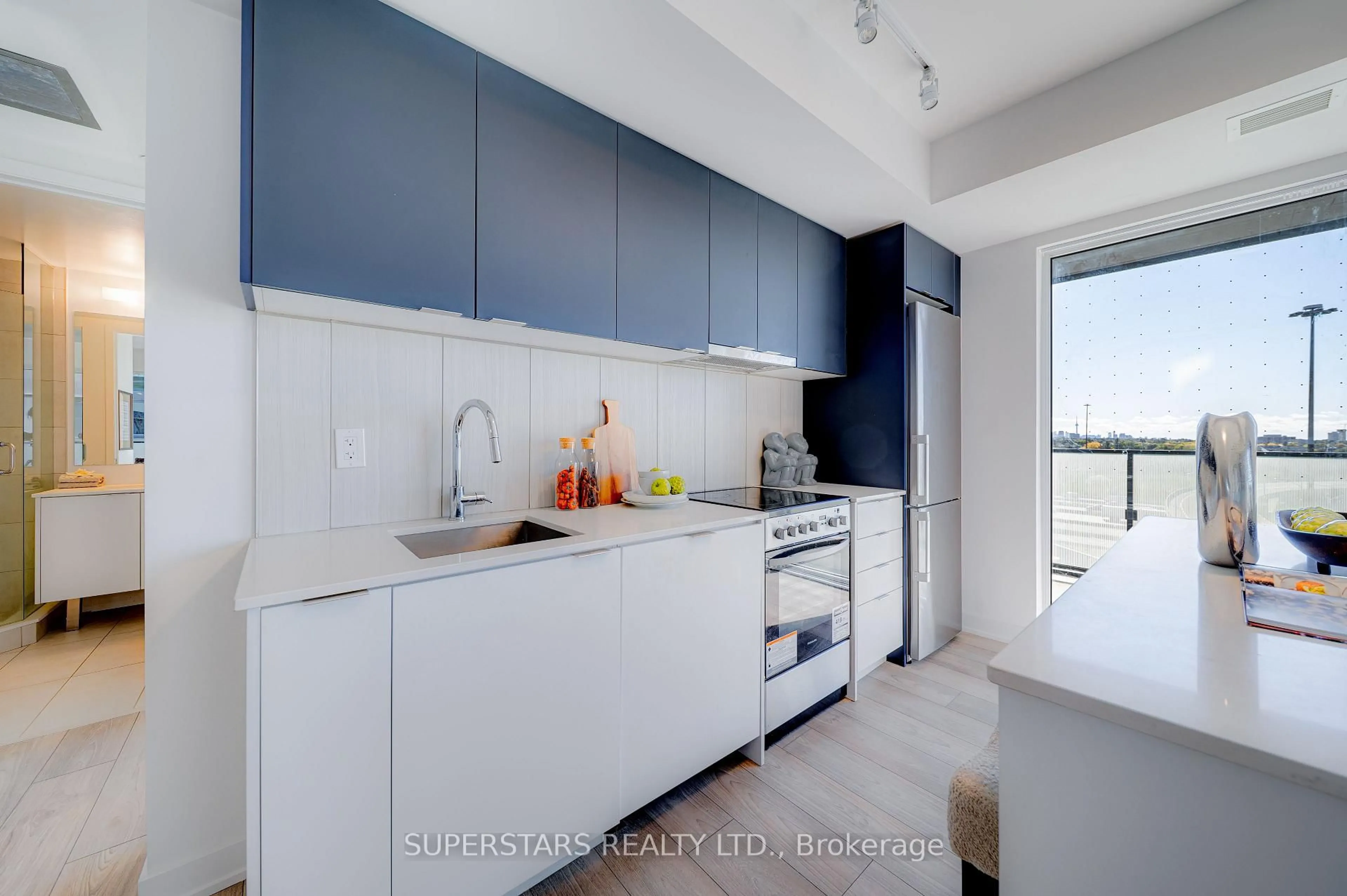 Standard kitchen, ceramic/tile floor for 8 Tippett Rd #812, Toronto Ontario M3H 0E7