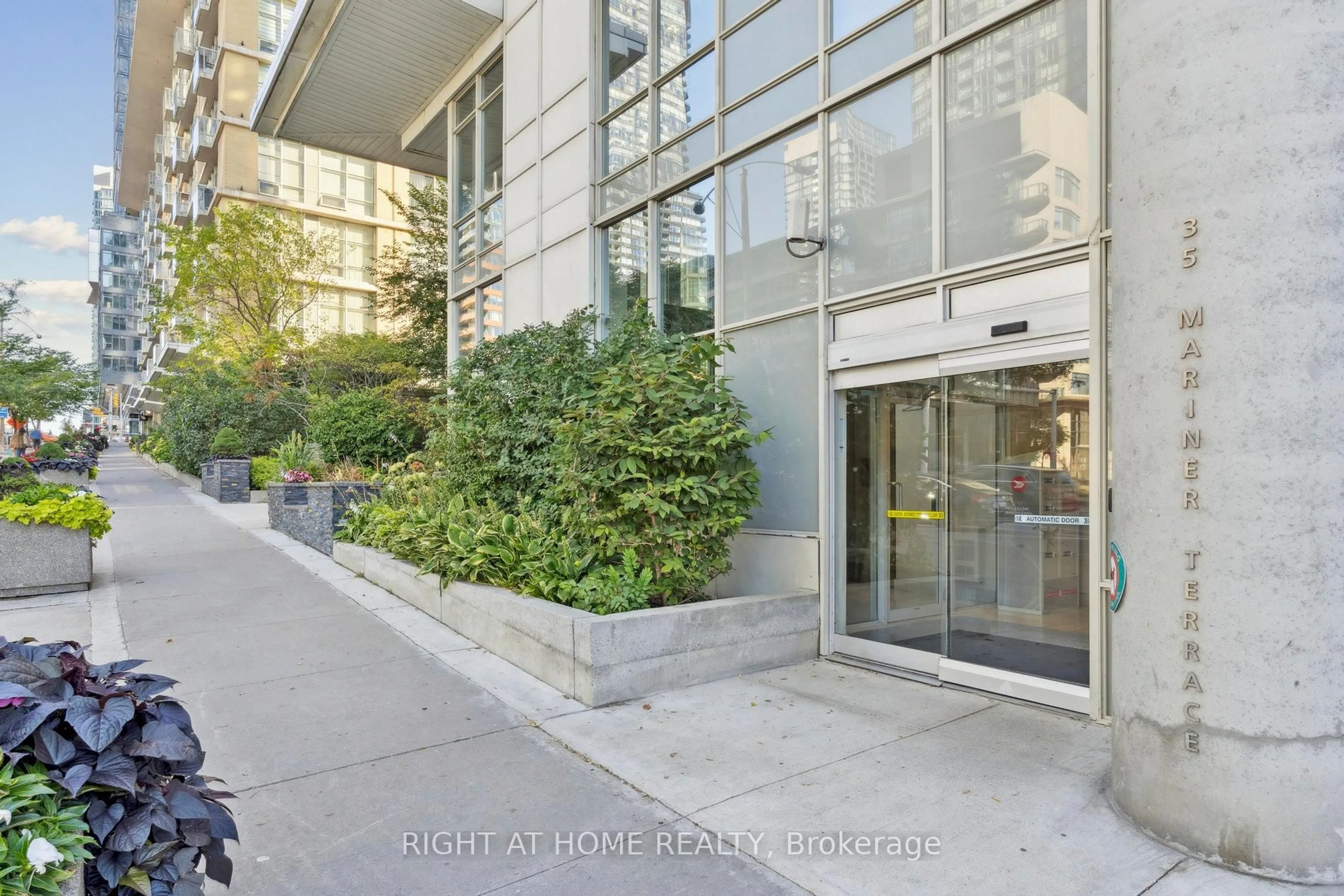 Indoor foyer for 35 Mariner Terr #102, Toronto Ontario M5V 3V9